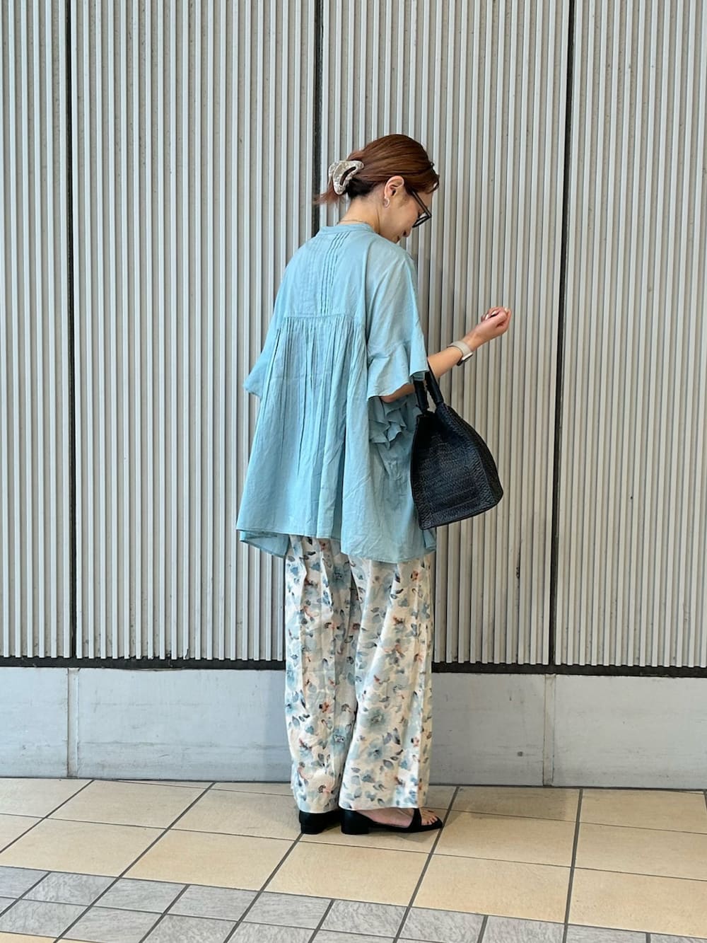 ブルー系のシャツ/ブラウス、ブラック系のハンドバッグ、ブルー系のその他パンツを着用したレディースの春コーディネートの2枚目の写真