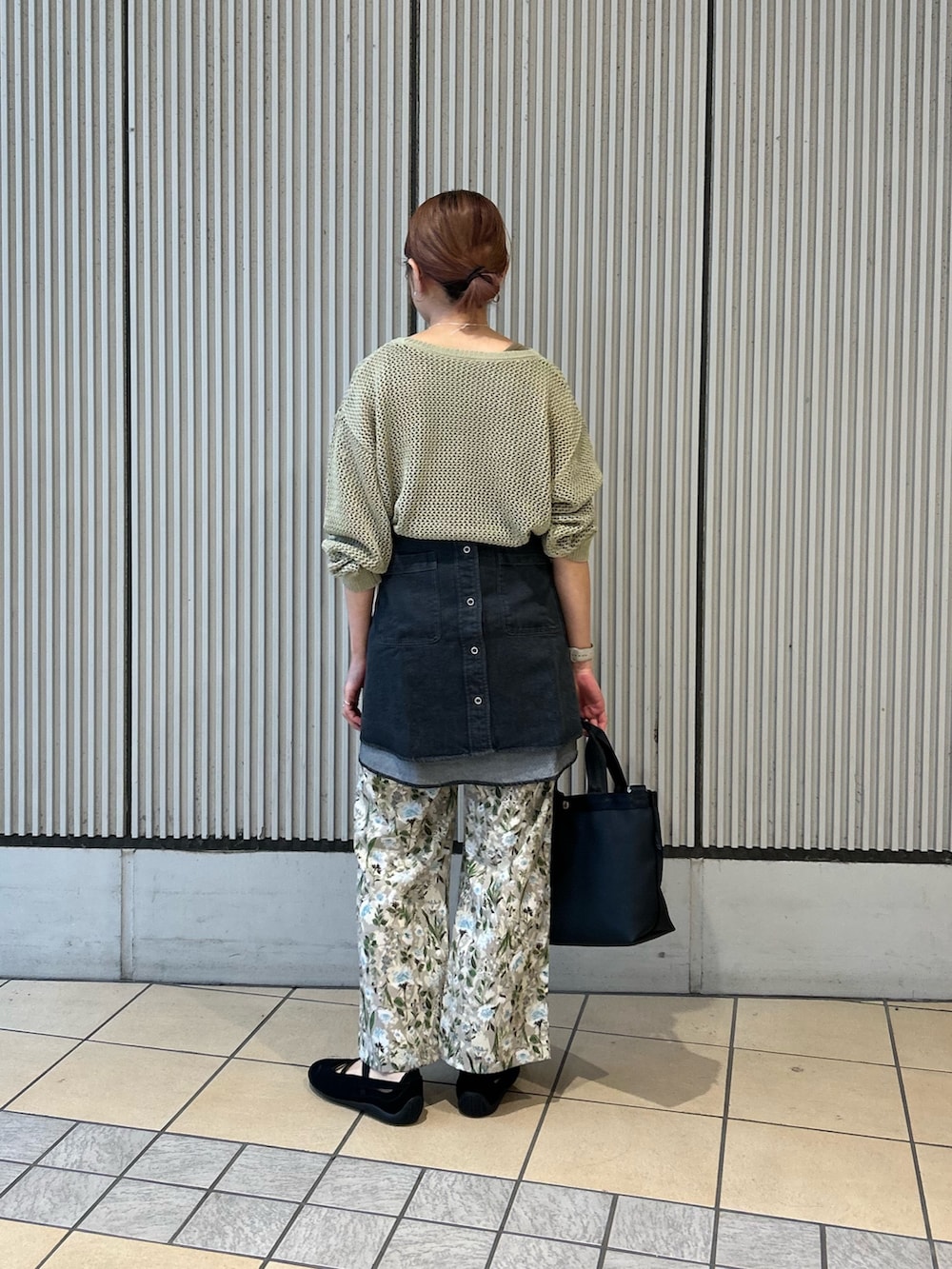 グリーン系のニット/セーター、ベージュ系のその他パンツ、ブラック系のシャツ/ブラウスを着用したレディースの春コーディネートの4枚目の写真