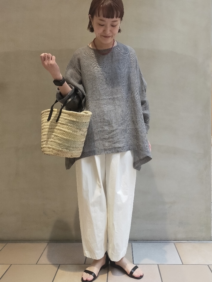 グレー系のシャツ/ブラウス、ホワイト系のその他パンツ、ブラック系のかごバッグを着用したレディースの春コーディネートの5枚目の写真