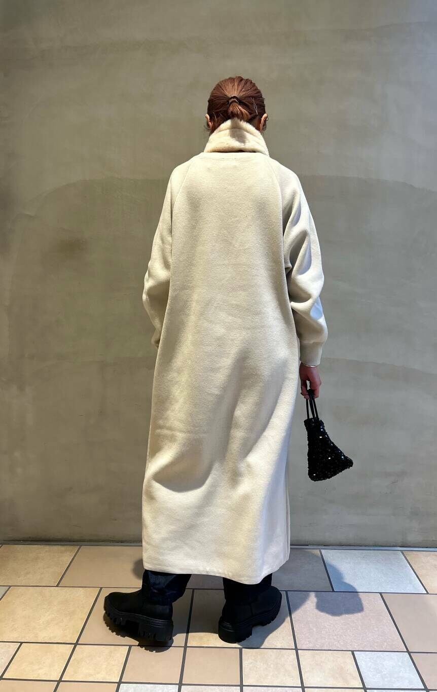 ブラック系のショルダーバッグ、グリーン系のダウンジャケット/コート、ブラック系のブーツを着用したレディースの冬コーディネートの5枚目の写真