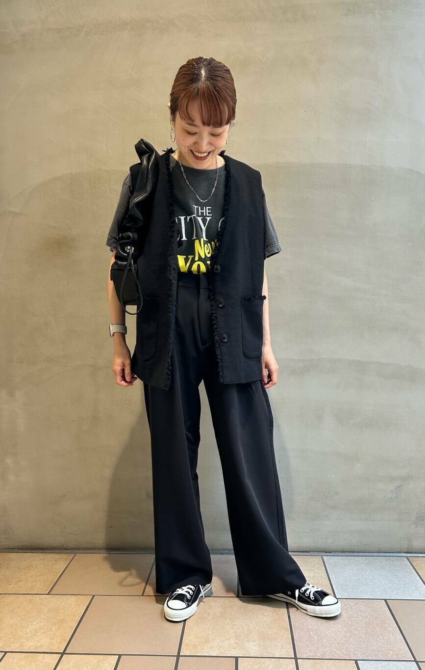ブラック系のTシャツ/カットソー、ブラック系のスニーカー、ブラック系のベストを着用したレディースの夏コーディネートの3枚目の写真