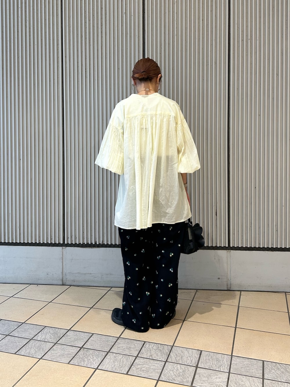 ブラック系のその他パンツ、グレー系のTシャツ/カットソー、イエロー系のシャツ/ブラウスを着用したレディースの春コーディネートの2枚目の写真