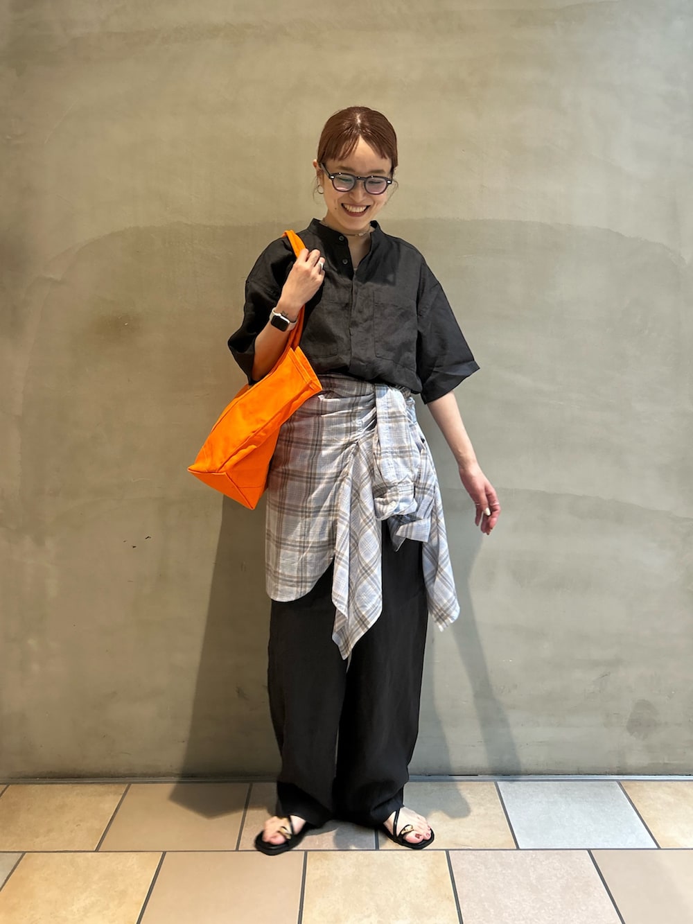 グレー系のその他パンツ、ブラック系のサンダル、オレンジ系のトートバッグを着用したレディースの春コーディネートの4枚目の写真