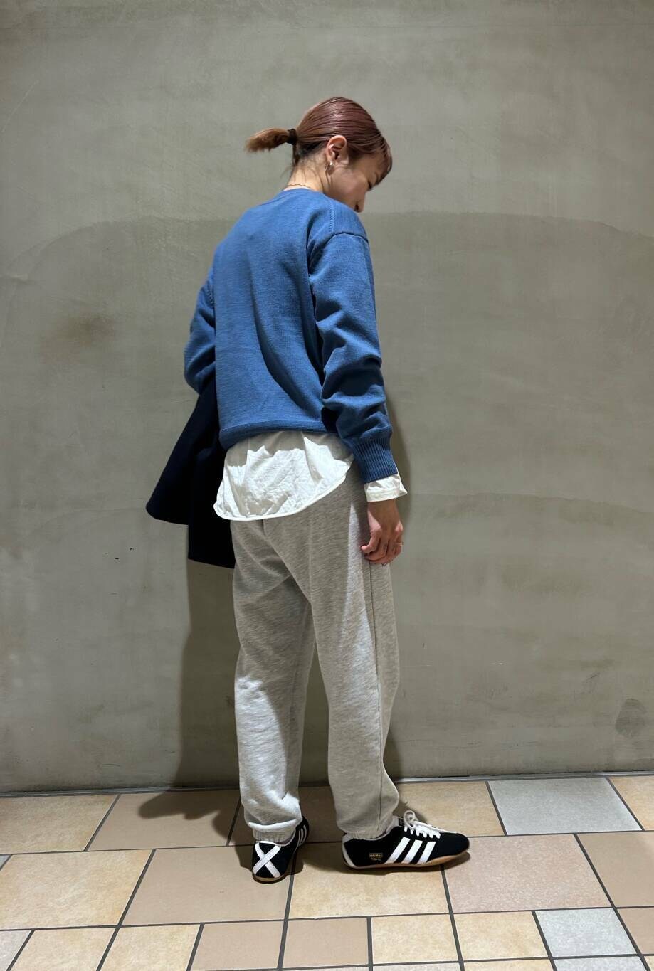 ブルー系のニット/セーター、ブルー系のその他アウター、シルバー系のショルダーバッグを着用したレディースの冬コーディネートの2枚目の写真