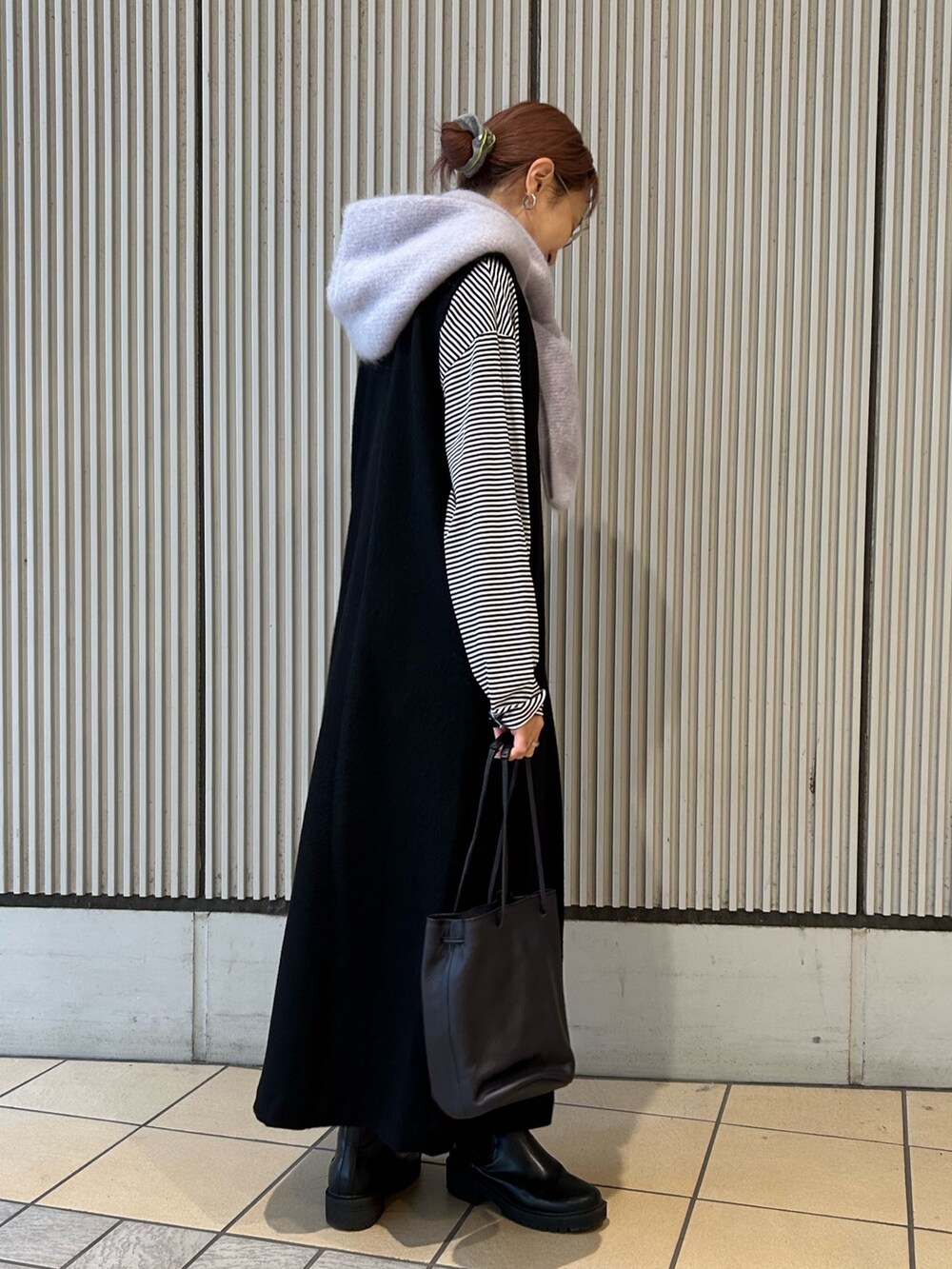 ブラック系のワンピース、ブラック系のTシャツ/カットソー、ブラック系のショルダーバッグを着用したレディースの秋コーディネートの2枚目の写真