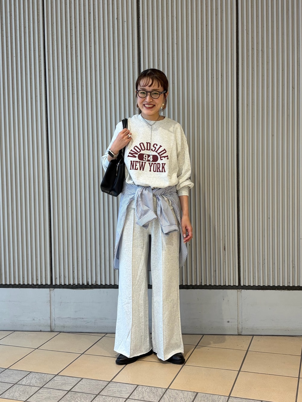 ホワイト系のスウェット、ホワイト系のその他パンツ、ブルー系のシャツ/ブラウスを着用したレディースの秋コーディネートの4枚目の写真
