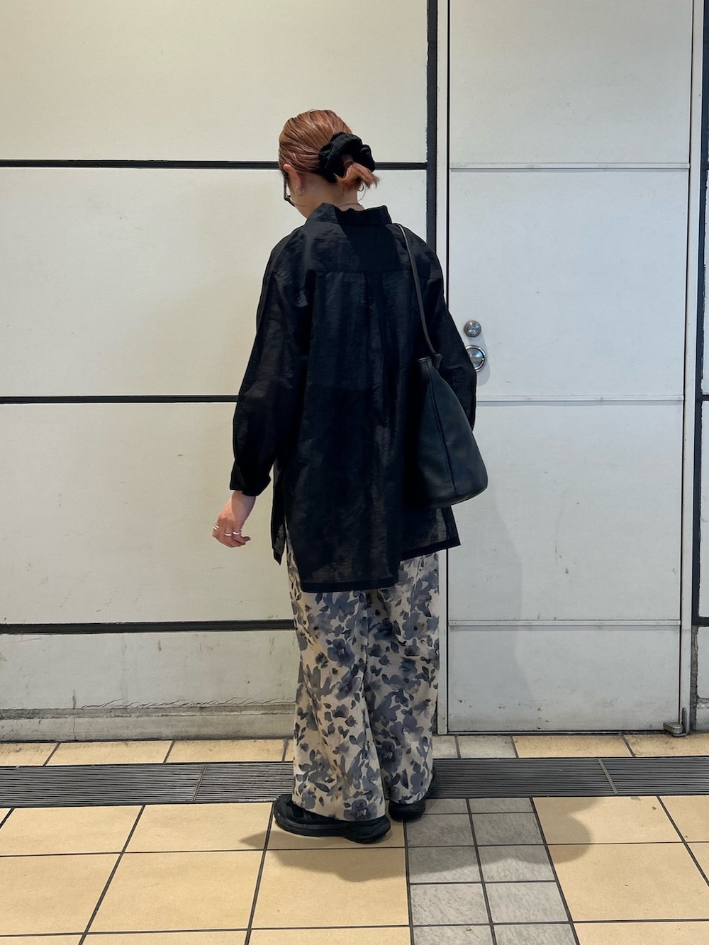 ブラック系のシャツ/ブラウス、ブルー系のその他パンツ、ホワイト系のタンクトップを着用したレディースの春コーディネートの2枚目の写真