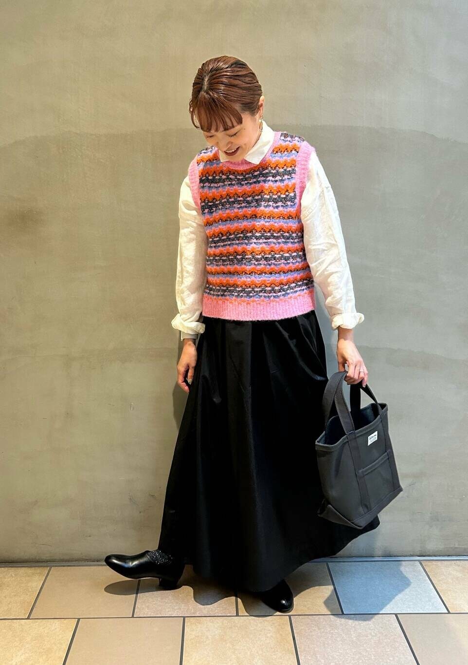 ホワイト系のシャツ/ブラウス、ブラック系のその他シューズ、グレー系のトートバッグを着用したレディースの秋コーディネートの5枚目の写真