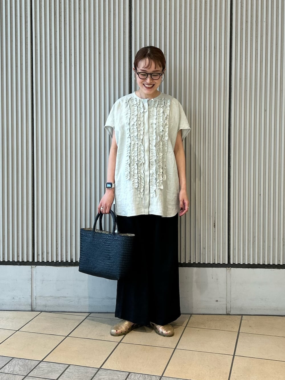 グリーン系のシャツ/ブラウス、ブラック系のその他パンツ、ブルー系のトートバッグを着用したレディースの夏コーディネートの4枚目の写真
