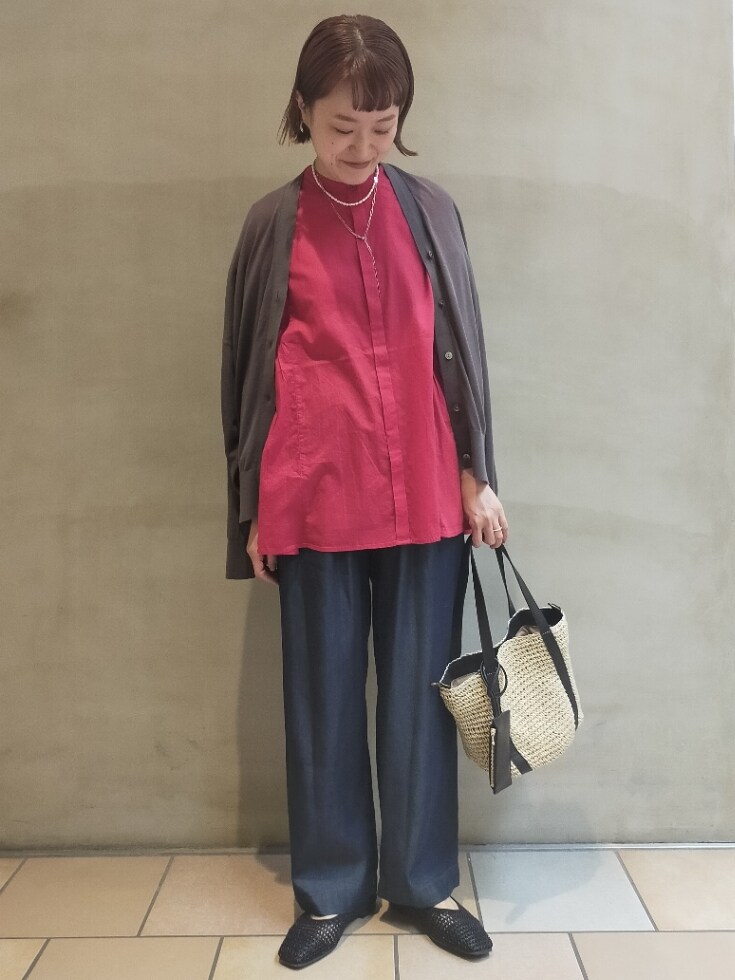 ピンク系のシャツ/ブラウス、ブルー系のその他パンツ、ブラック系のその他シューズを着用したレディースの春コーディネートの5枚目の写真