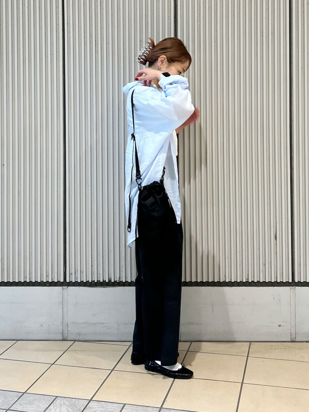 ブルー系のその他パンツ、ブルー系のシャツ/ブラウス、ブラック系のショルダーバッグを着用したレディースの夏コーディネートの2枚目の写真