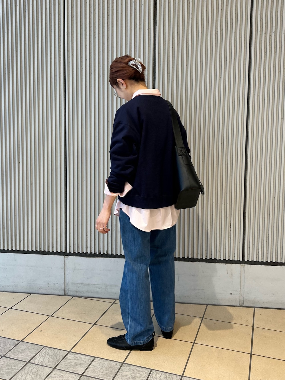 ブルー系のスウェット、ブルー系のその他パンツ、ブラック系のその他シューズを着用したレディースの冬コーディネートの3枚目の写真