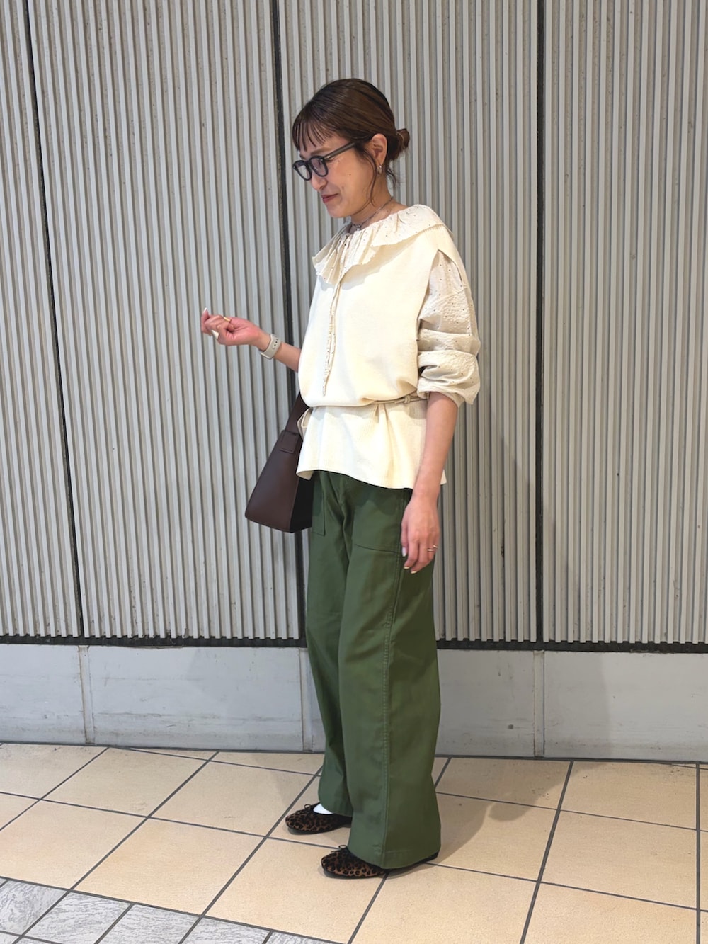 グリーン系のその他パンツ、ホワイト系のシャツ/ブラウス、ホワイト系のベストを着用したレディースの秋コーディネートの3枚目の写真