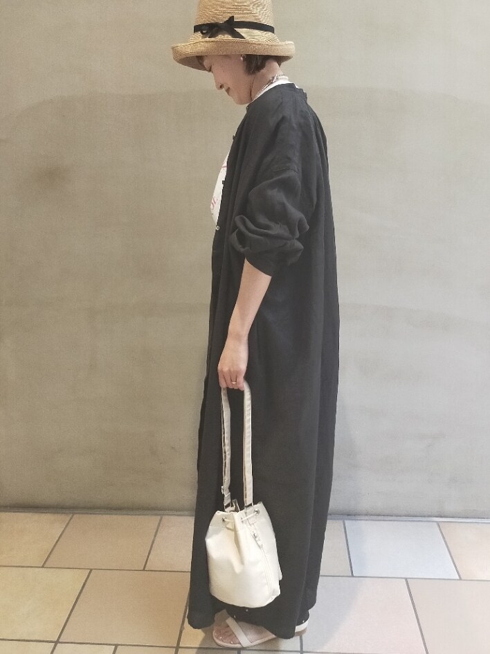ブラック系のワンピース、ホワイト系のTシャツ/カットソー、ブラック系のその他パンツを着用したレディースの夏コーディネートの3枚目の写真