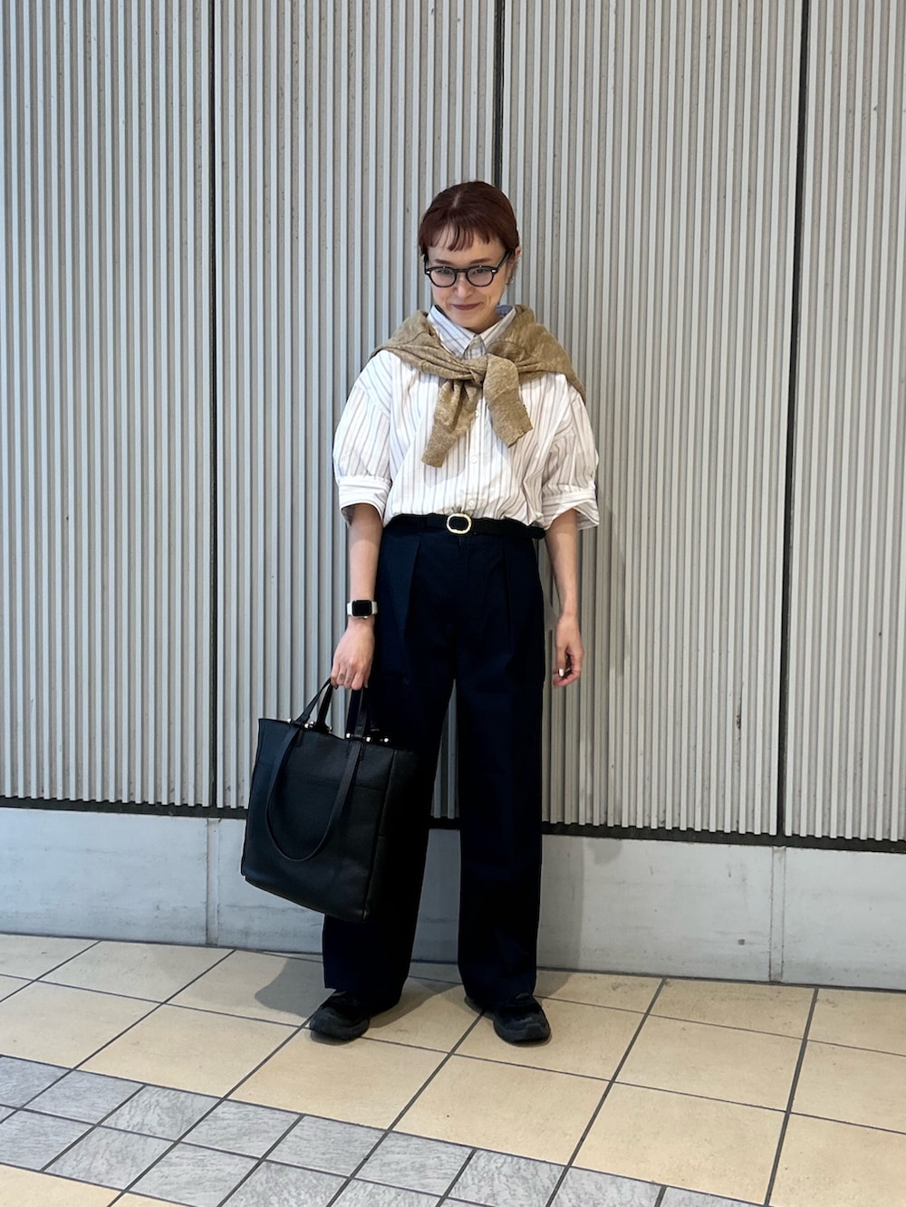 ホワイト系のシャツ/ブラウス、ブルー系のその他パンツ、ベージュ系のカーディガン/ボレロを着用したレディースの春コーディネートの3枚目の写真