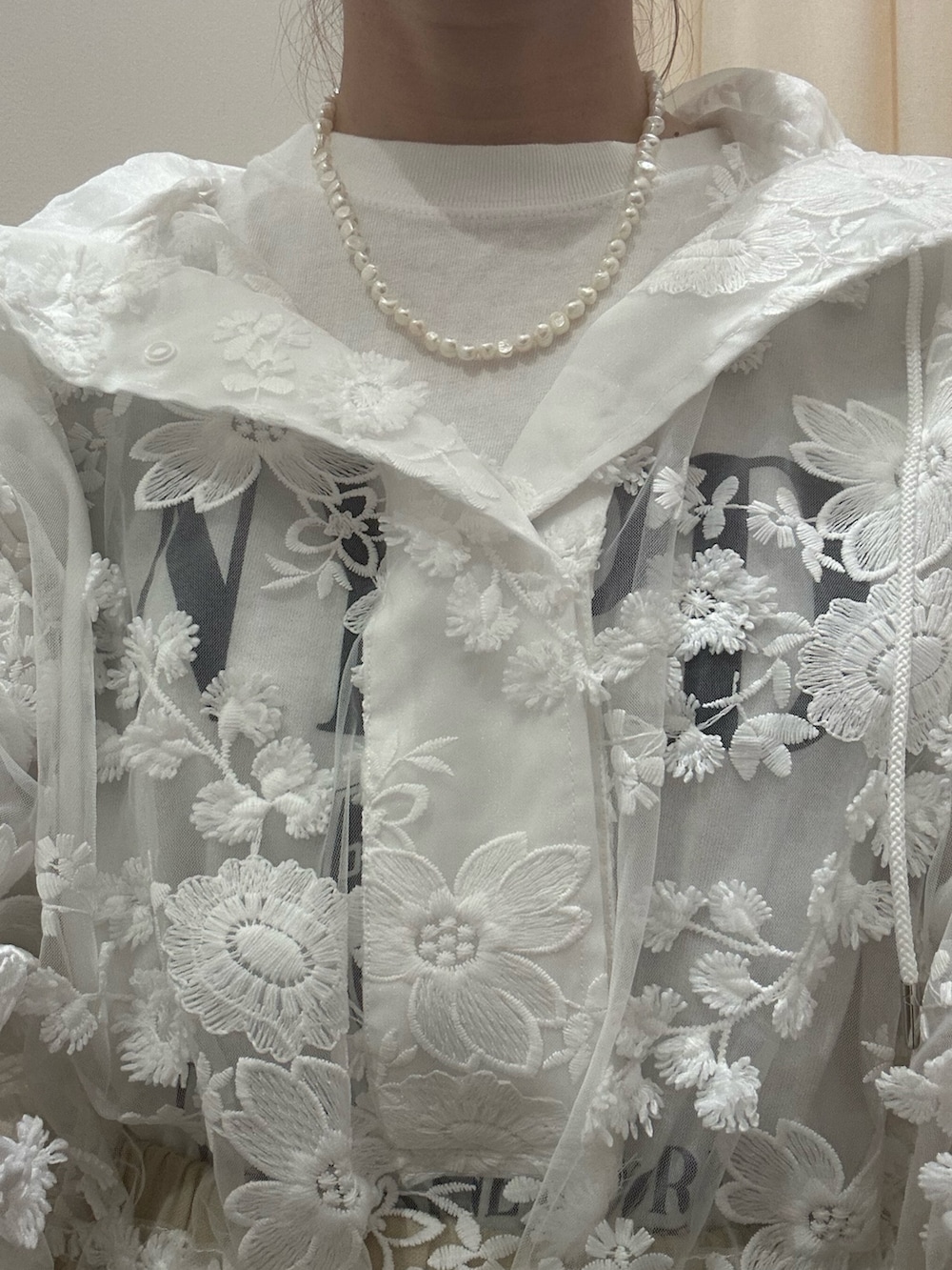 ホワイト系のTシャツ/カットソー、ホワイト系のパーカー、イエロー系のその他パンツを着用したレディースの春コーディネートの4枚目の写真