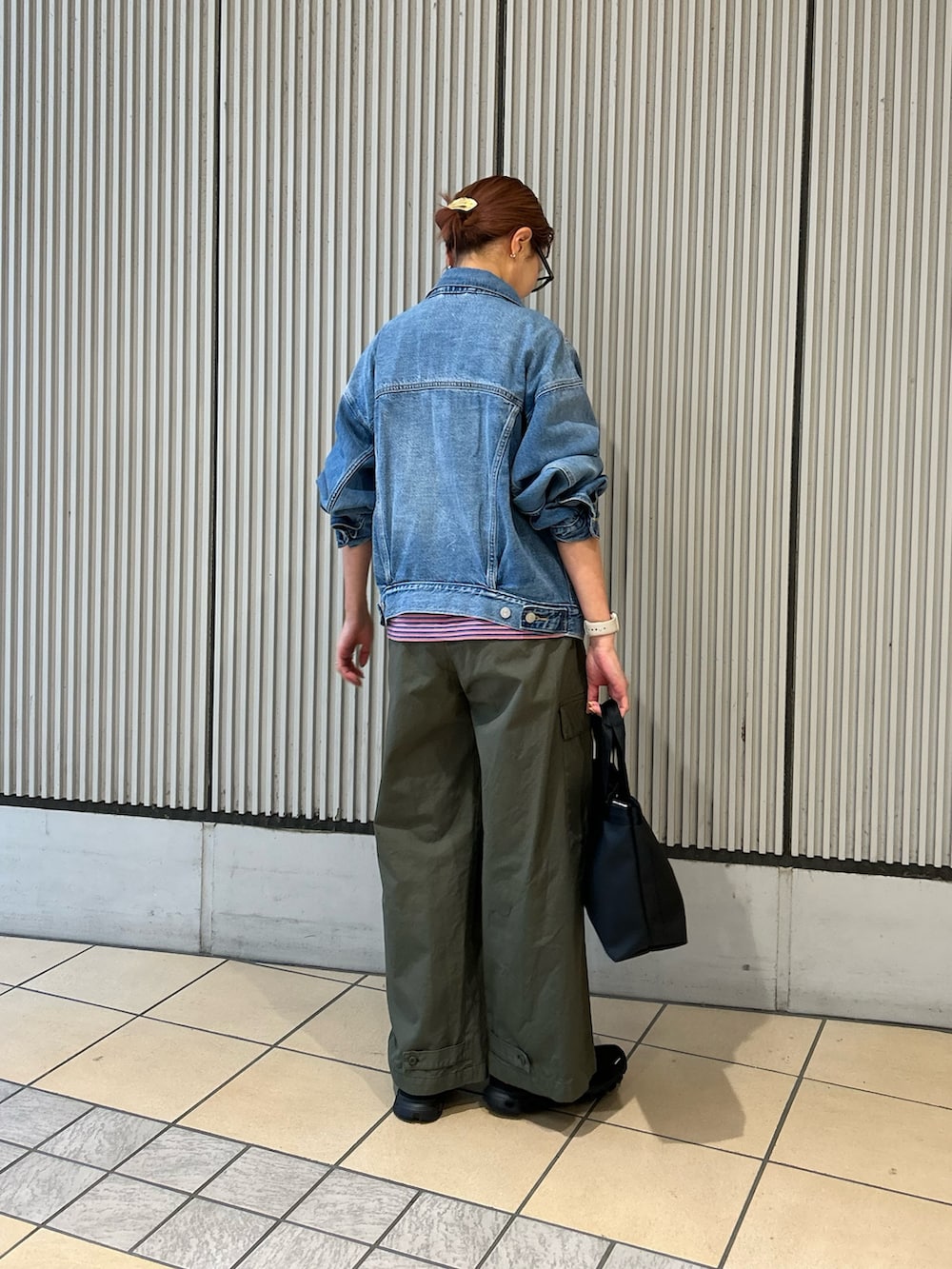 ブルー系のデニムジャケット、ピンク系のTシャツ/カットソー、グリーン系のその他パンツを着用したレディースの春コーディネートの3枚目の写真