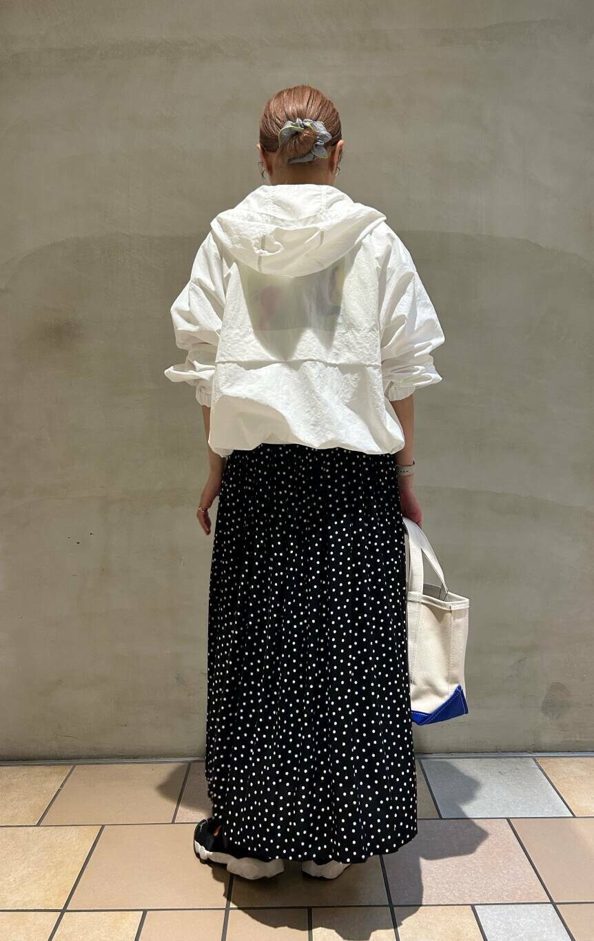 ホワイト系のパーカー、ブラック系のスカート、ホワイト系のTシャツ/カットソーを着用したレディースの春コーディネートの4枚目の写真