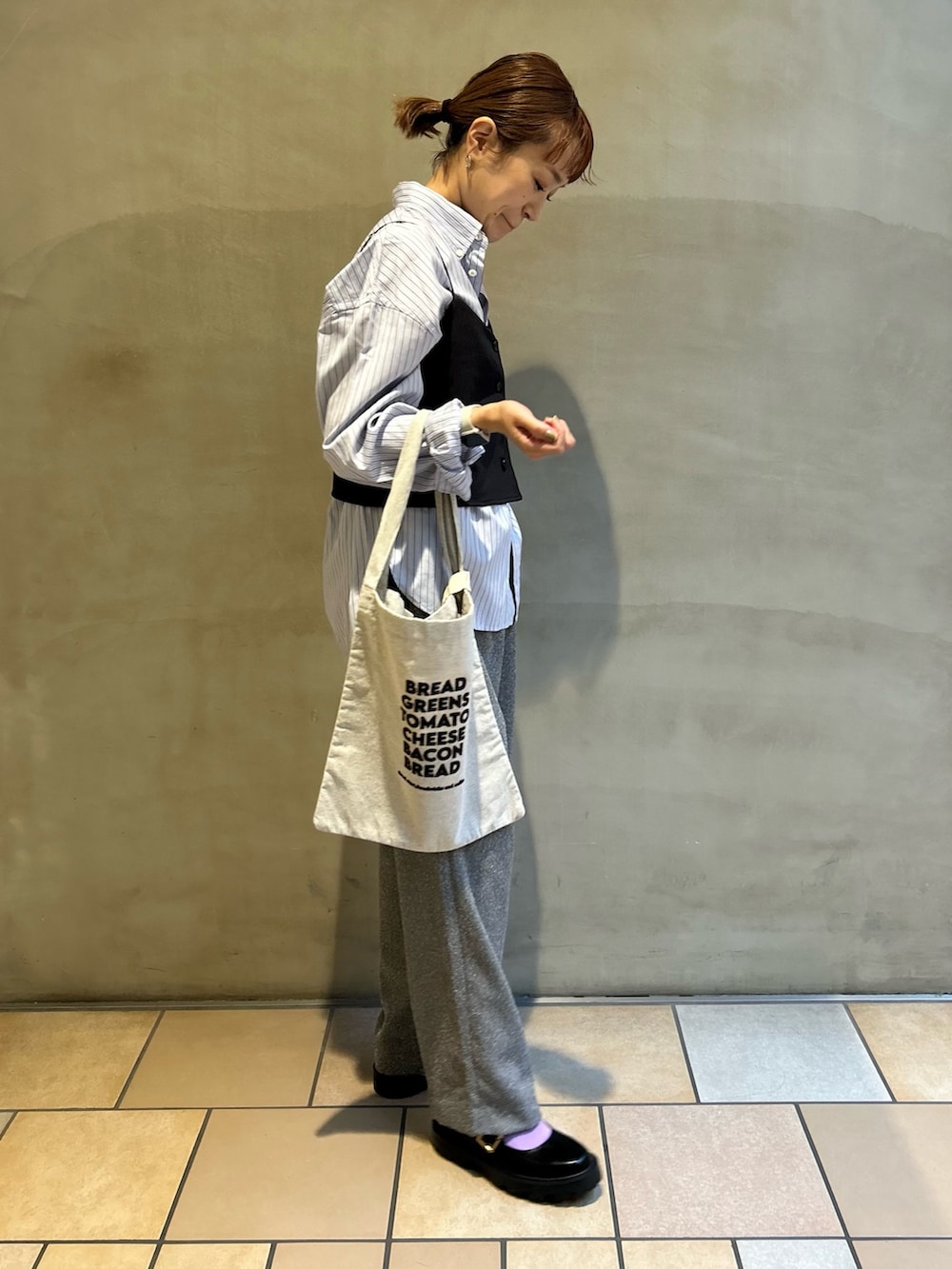 ブルー系のトップス、グレー系のその他トップス、グレー系のその他パンツを着用したレディースの秋コーディネートの3枚目の写真