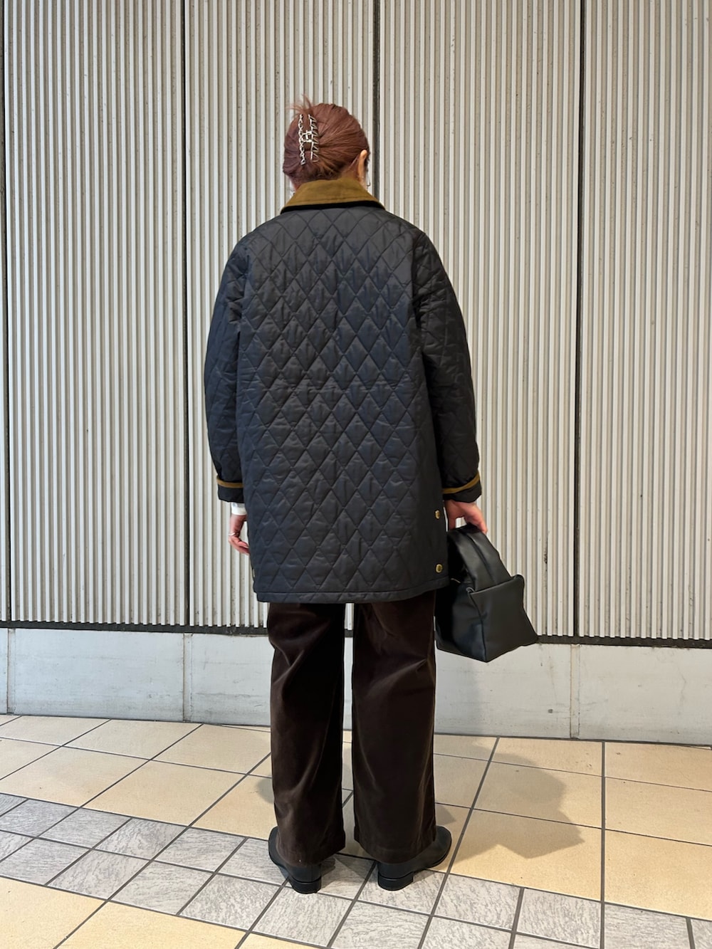 ブラック系のその他アウター、ブラック系のハンドバッグ、ホワイト系のTシャツ/カットソーを着用したレディースの秋コーディネートの3枚目の写真