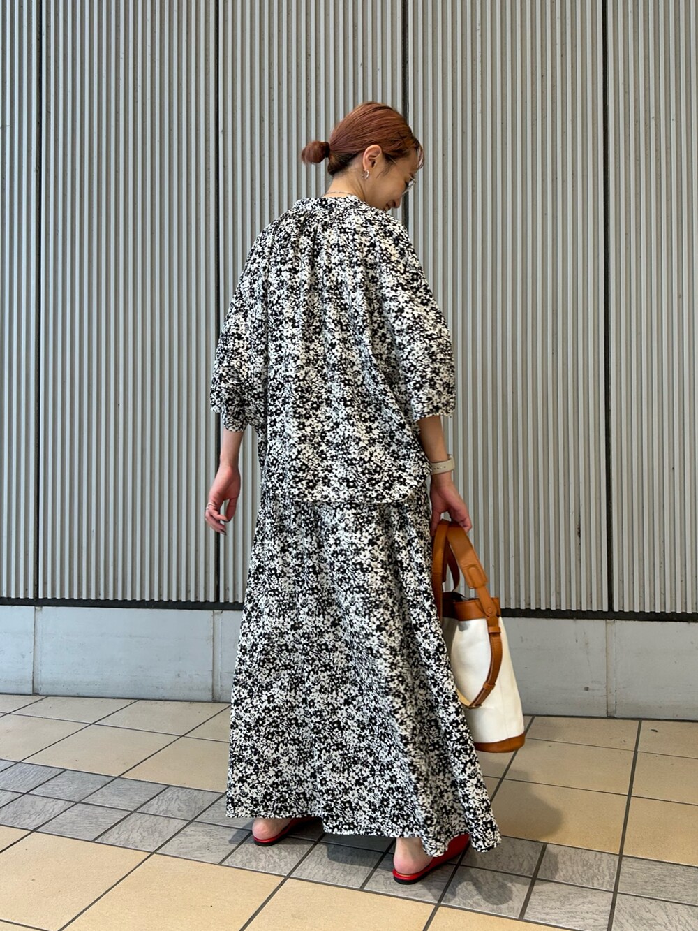 ブラック系のシャツ/ブラウス、ブラック系のスカート、ブラウン系のショルダーバッグを着用したレディースの夏コーディネートの2枚目の写真