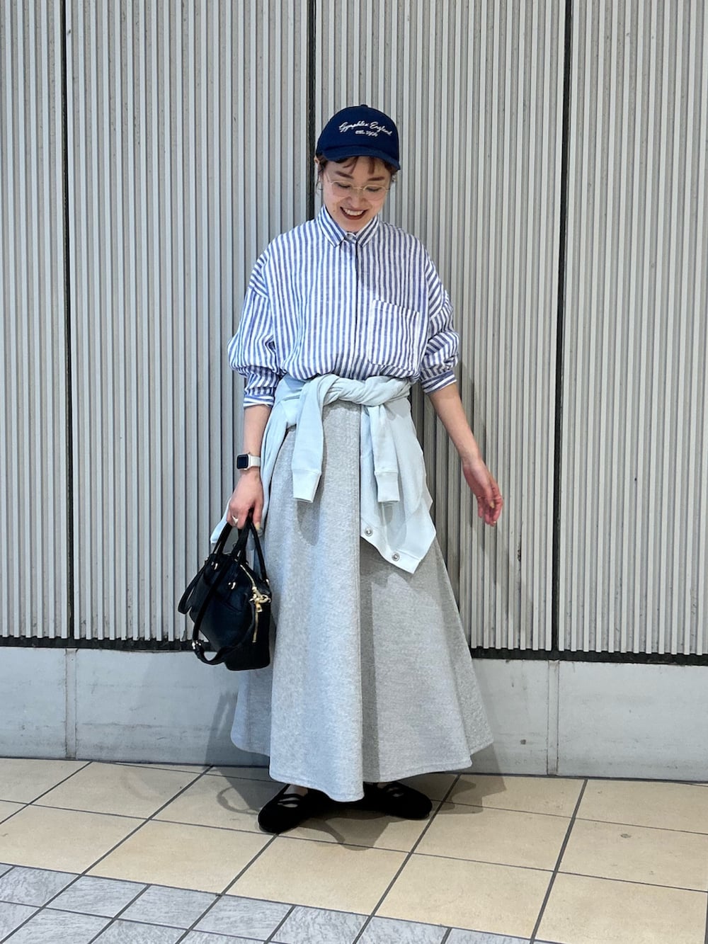 その他のシャツ/ブラウス、ブルー系のカーディガン/ボレロ、ブラック系のスニーカーを着用したレディースの春コーディネートの4枚目の写真