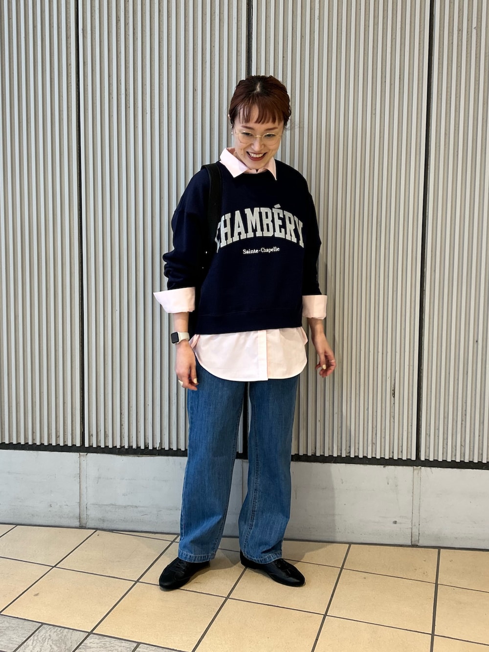 ブルー系のスウェット、ブルー系のその他パンツ、ブラック系のその他シューズを着用したレディースの冬コーディネートの4枚目の写真