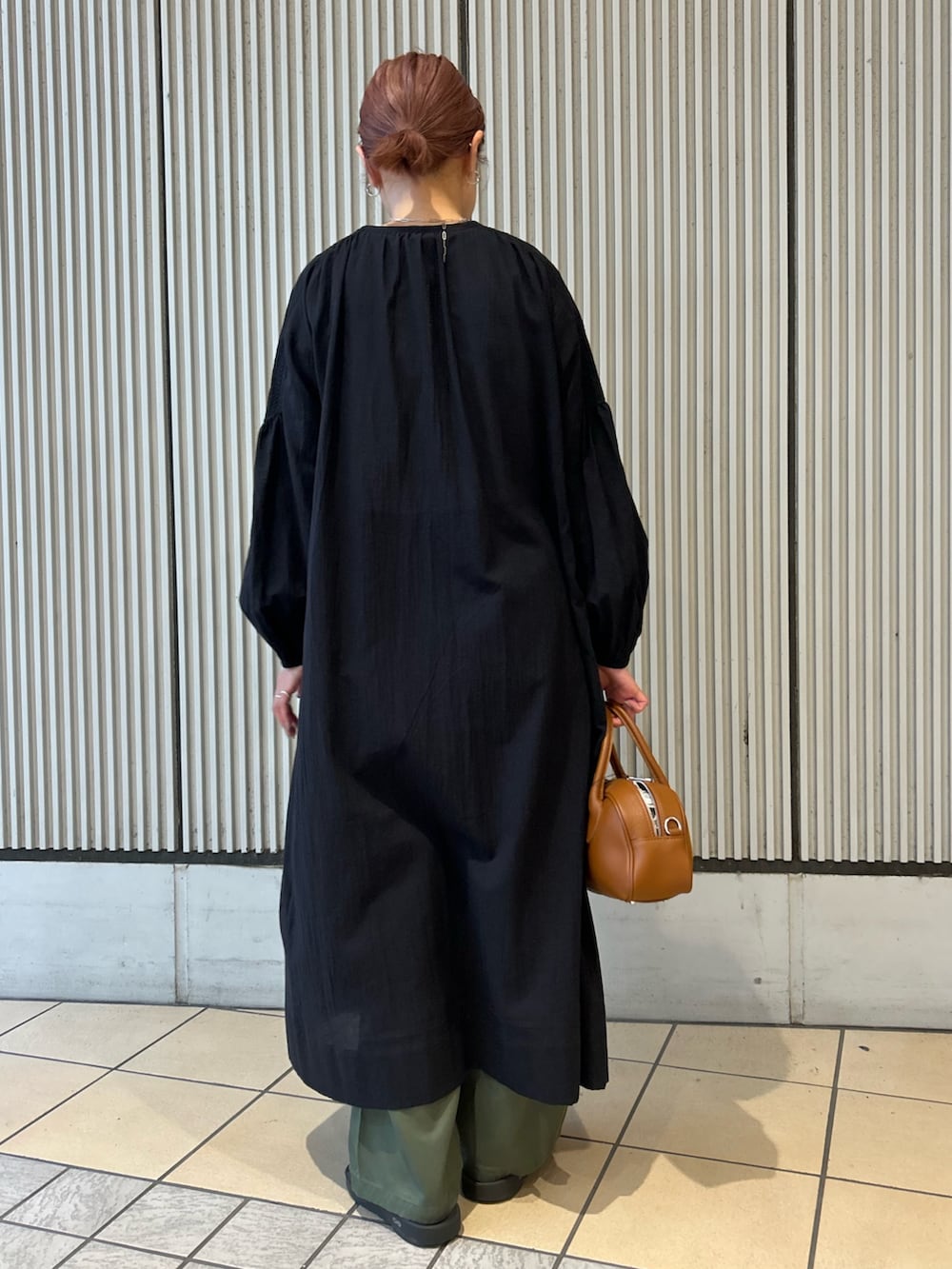 ブラック系のワンピース、グリーン系のその他パンツ、ブラウン系のショルダーバッグを着用したレディースの秋コーディネートの2枚目の写真