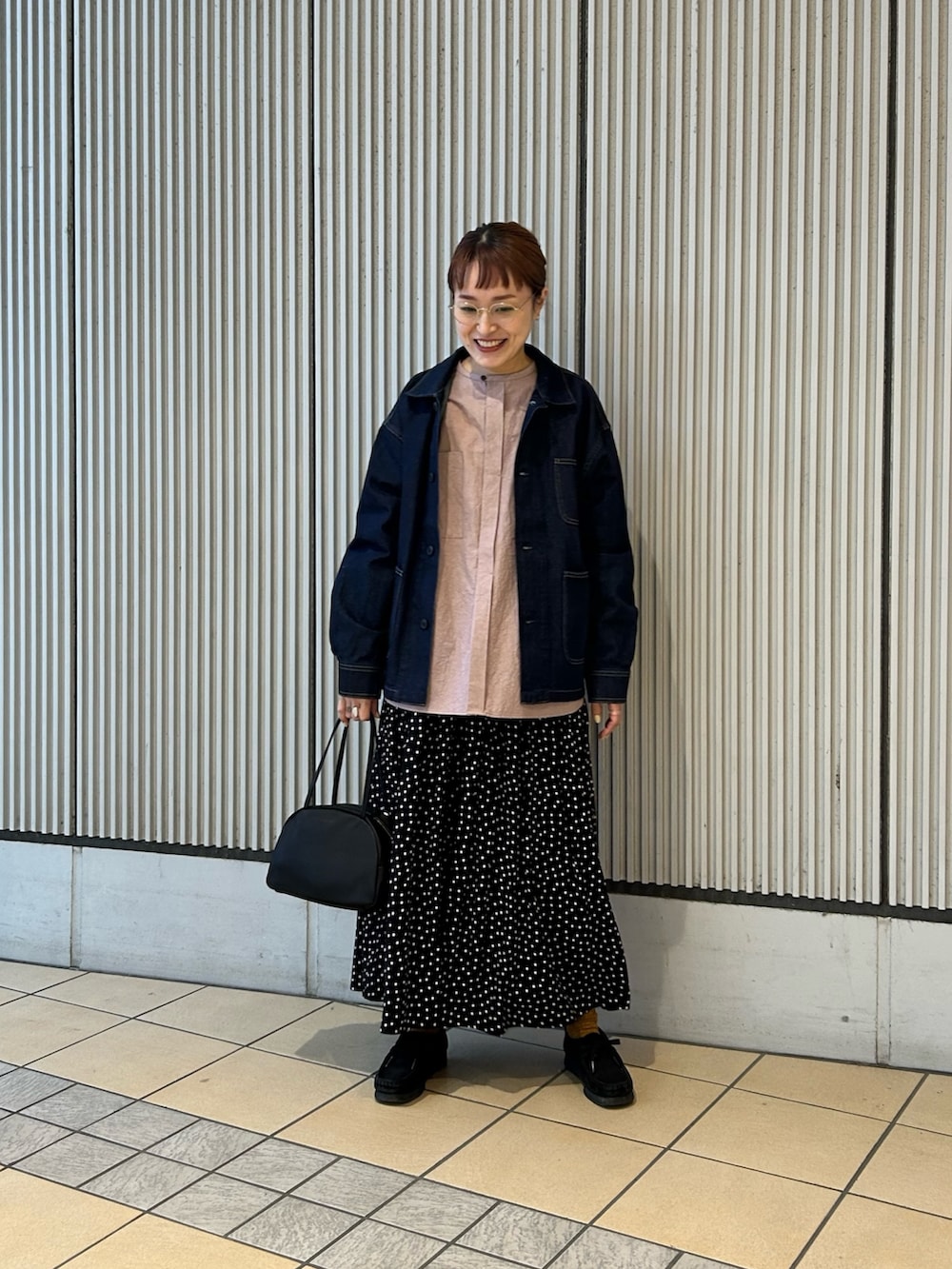 ブラック系のスカート、ブルー系のカバーオール、ピンク系のシャツ/ブラウスを着用したレディースの冬コーディネートの4枚目の写真