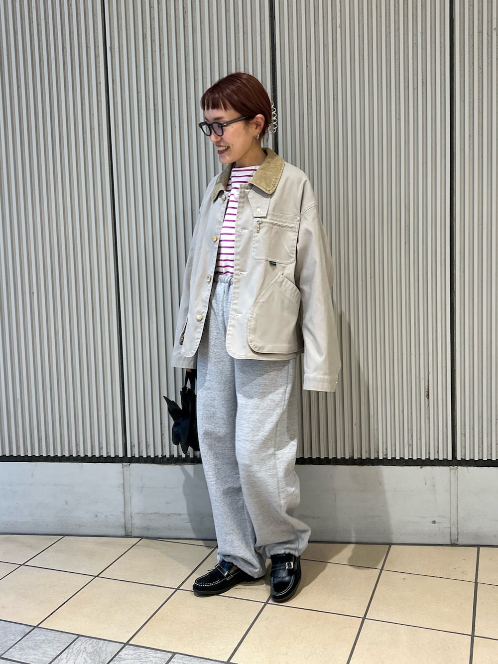 ベージュ系のテーラードジャケット、ピンク系のTシャツ/カットソー、グレー系のその他パンツを着用したレディースの冬コーディネートの3枚目の写真