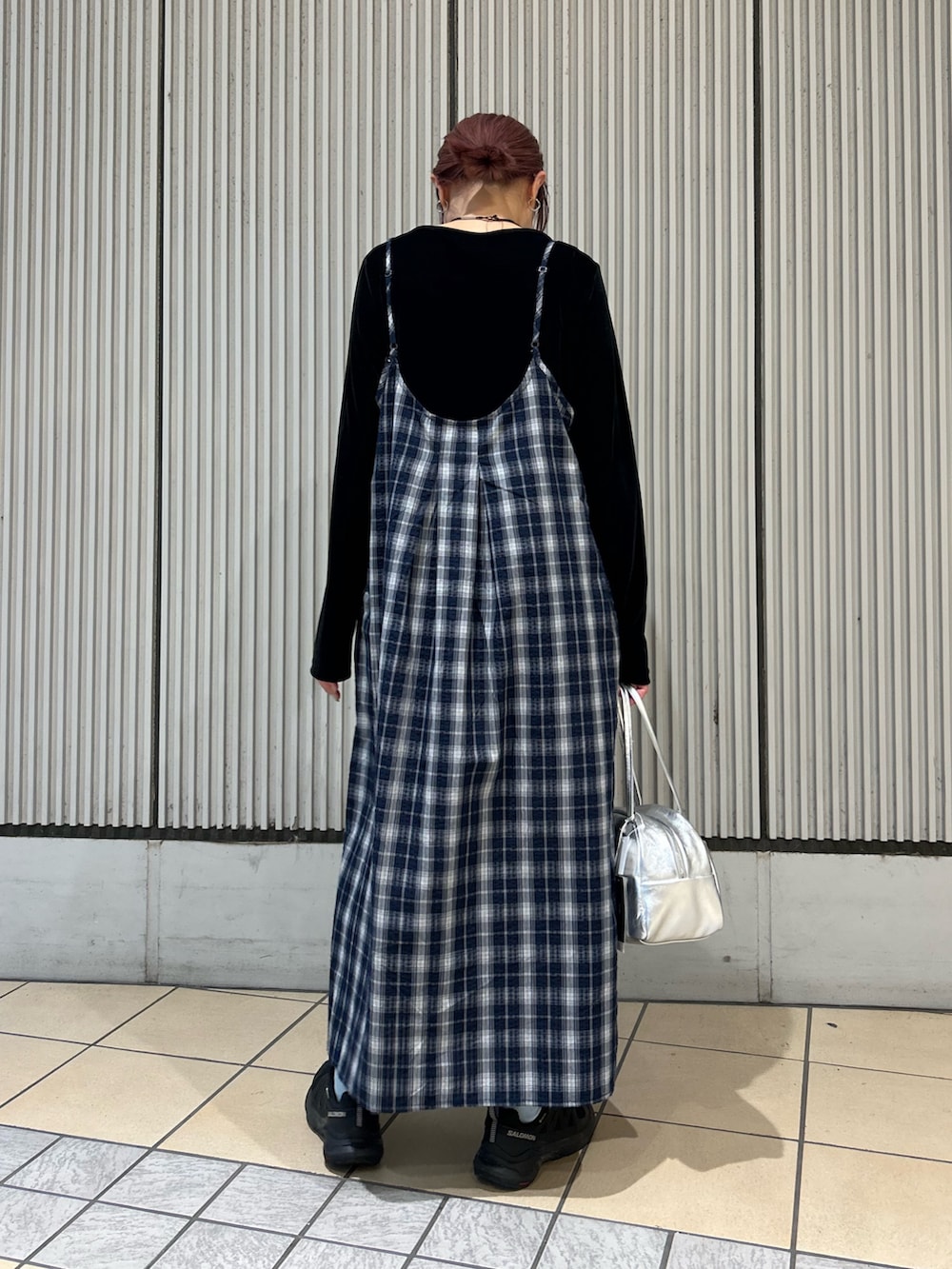 ブルー系のワンピース、ブラック系のTシャツ/カットソー、シルバー系のボストンバッグを着用したレディースの秋コーディネートの3枚目の写真