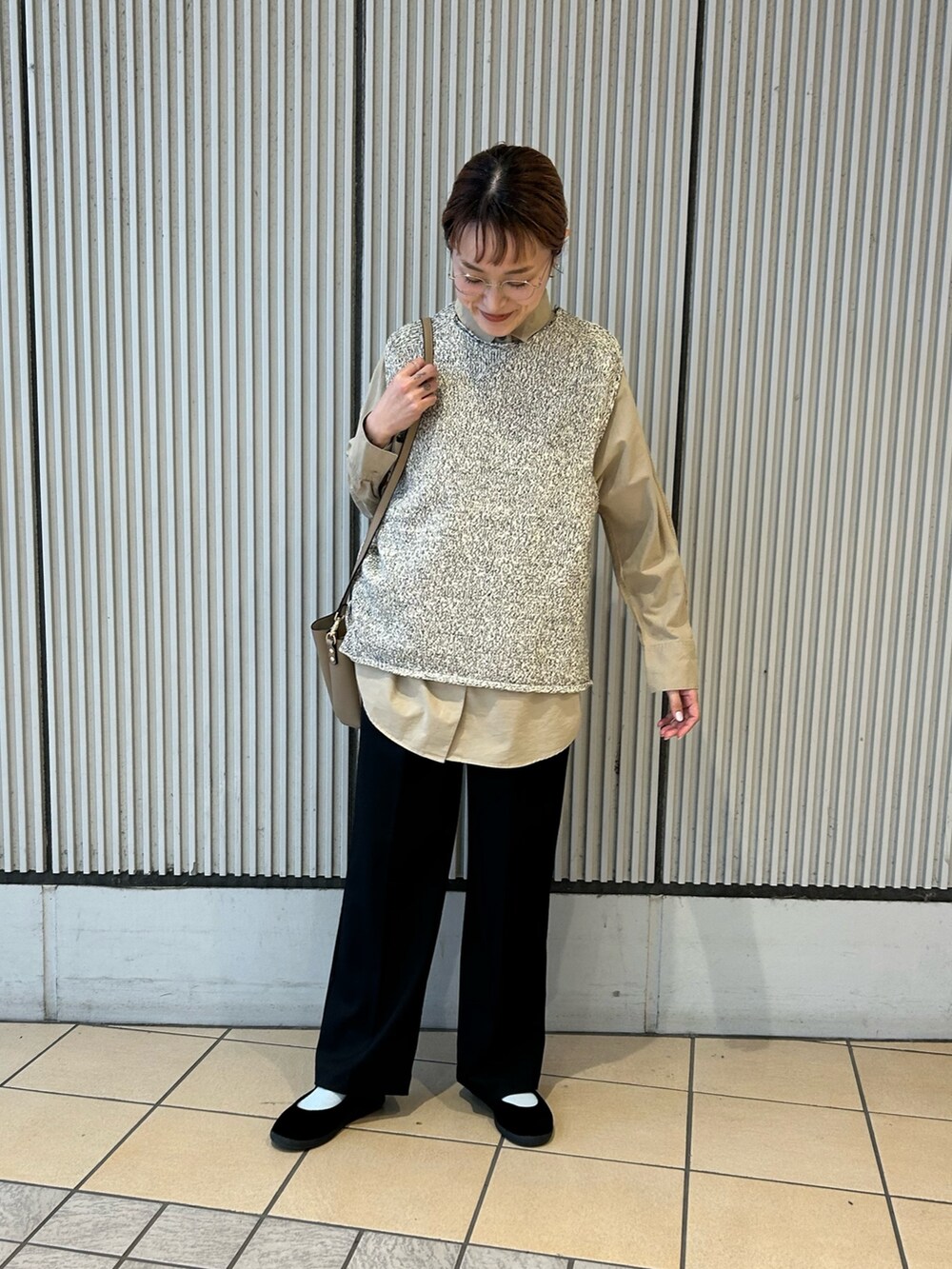 ブラック系のその他パンツ、ブラック系のその他シューズ、ベージュ系のベストを着用したレディースの冬コーディネートの3枚目の写真