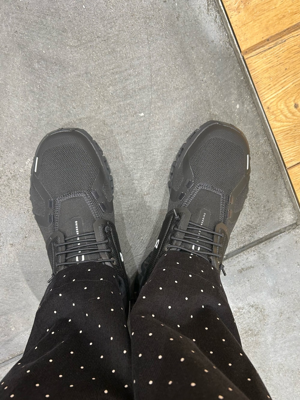 ピンク系のスウェット、ブラック系のその他パンツ、ブラック系のスニーカーを着用したレディースの春コーディネートの7枚目の写真