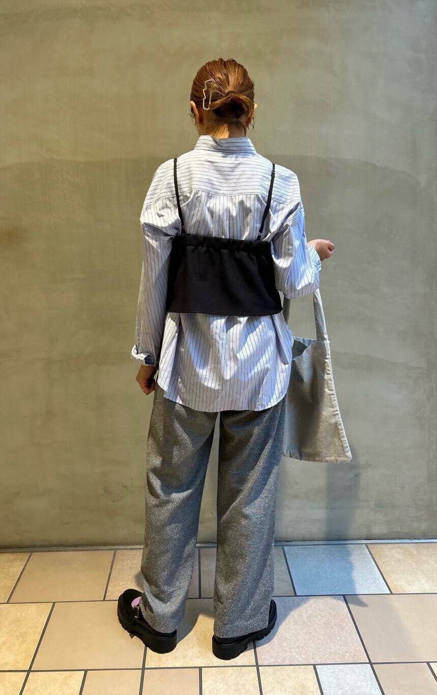 グレー系のその他パンツ、グレー系のトートバッグ、ブルー系のシャツ/ブラウスを着用したレディースの秋コーディネートの3枚目の写真