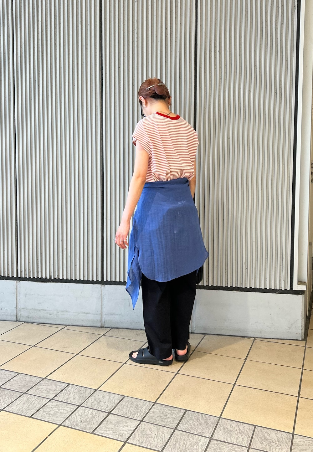 ブラック系のその他パンツ、ブラック系のショルダーバッグ、ブルー系のシャツ/ブラウスを着用したレディースの春コーディネートの2枚目の写真