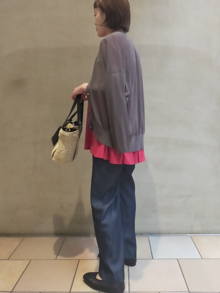 ピンク系のシャツ/ブラウス、ブルー系のその他パンツ、ブラック系のその他シューズを着用したレディースの春コーディネートの7枚目の写真