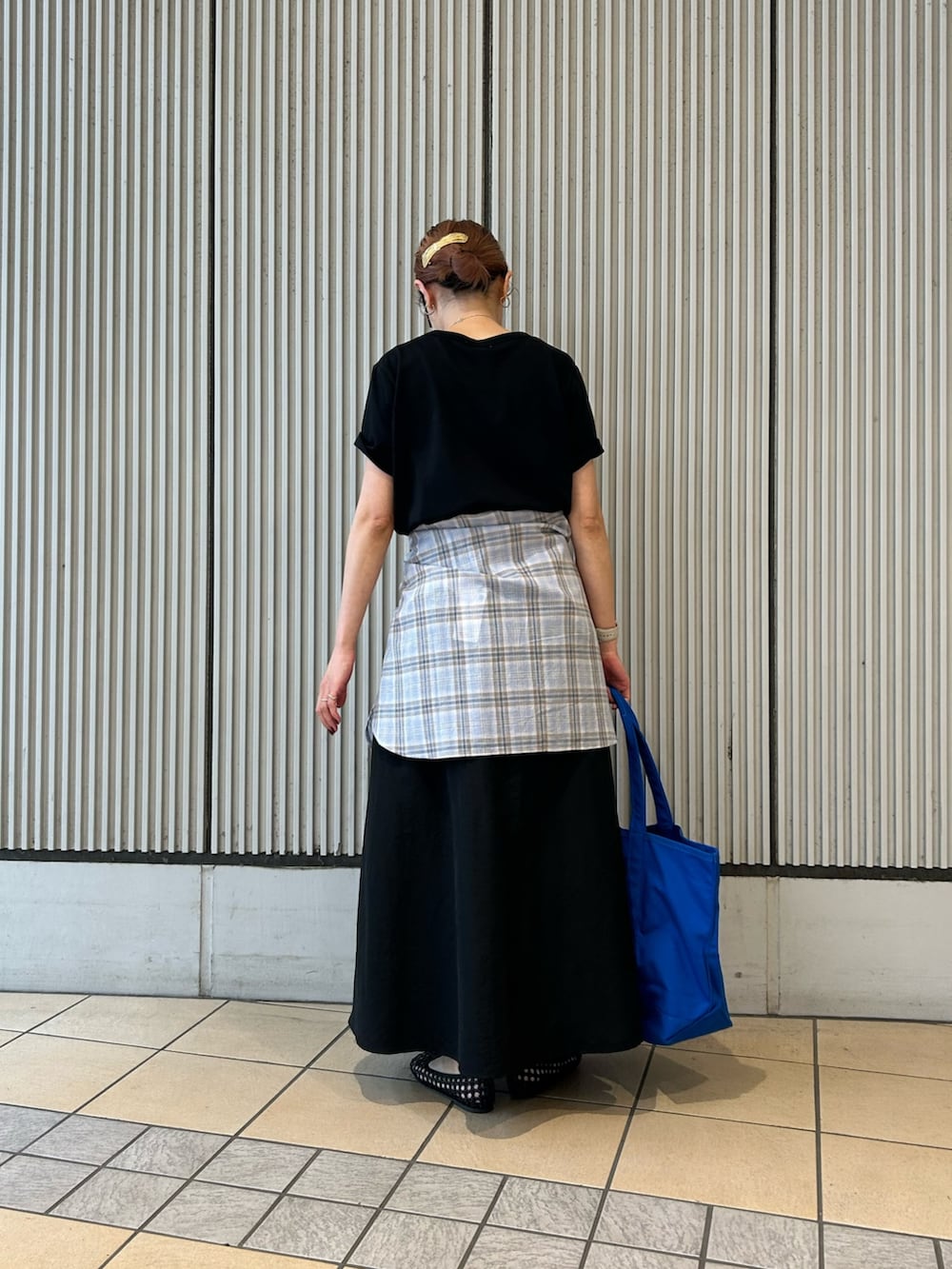 ブラック系のワンピース、ブルー系のシャツ/ブラウス、ブラック系のサンダルを着用したレディースの夏コーディネートの2枚目の写真