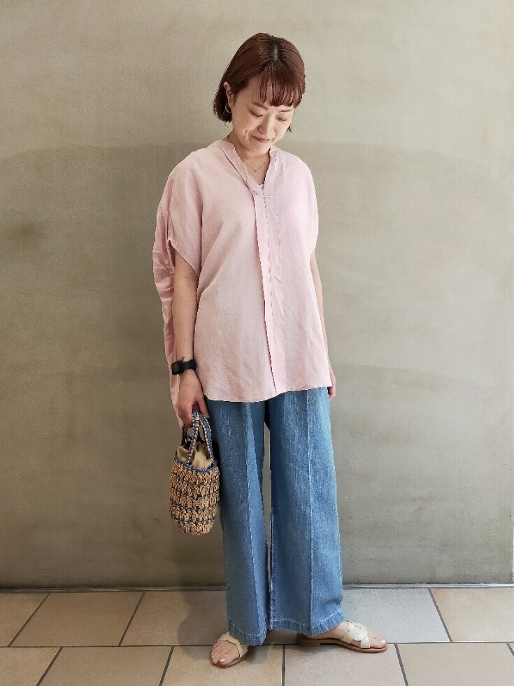 ピンク系のシャツ/ブラウス、ブルー系のデニムパンツ、ホワイト系のサンダルを着用したレディースの夏コーディネートの4枚目の写真
