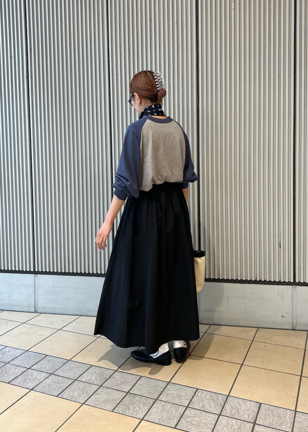 ブルー系のTシャツ/カットソー、ブラック系のスカート、ブラック系のその他シューズを着用したレディースの春コーディネートの2枚目の写真