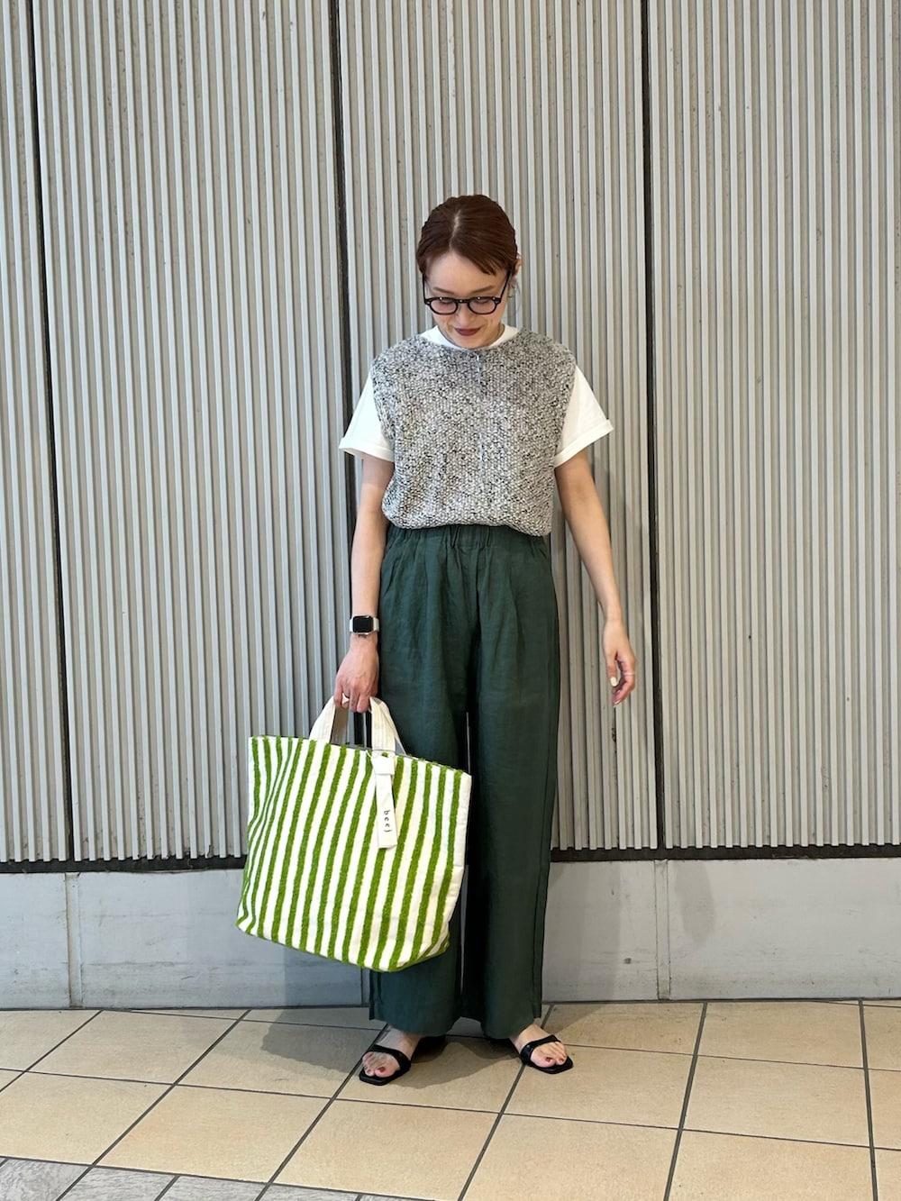 グリーン系のその他パンツ、グレー系のニット/セーター、ホワイト系のTシャツ/カットソーを着用したレディースの春コーディネートの3枚目の写真
