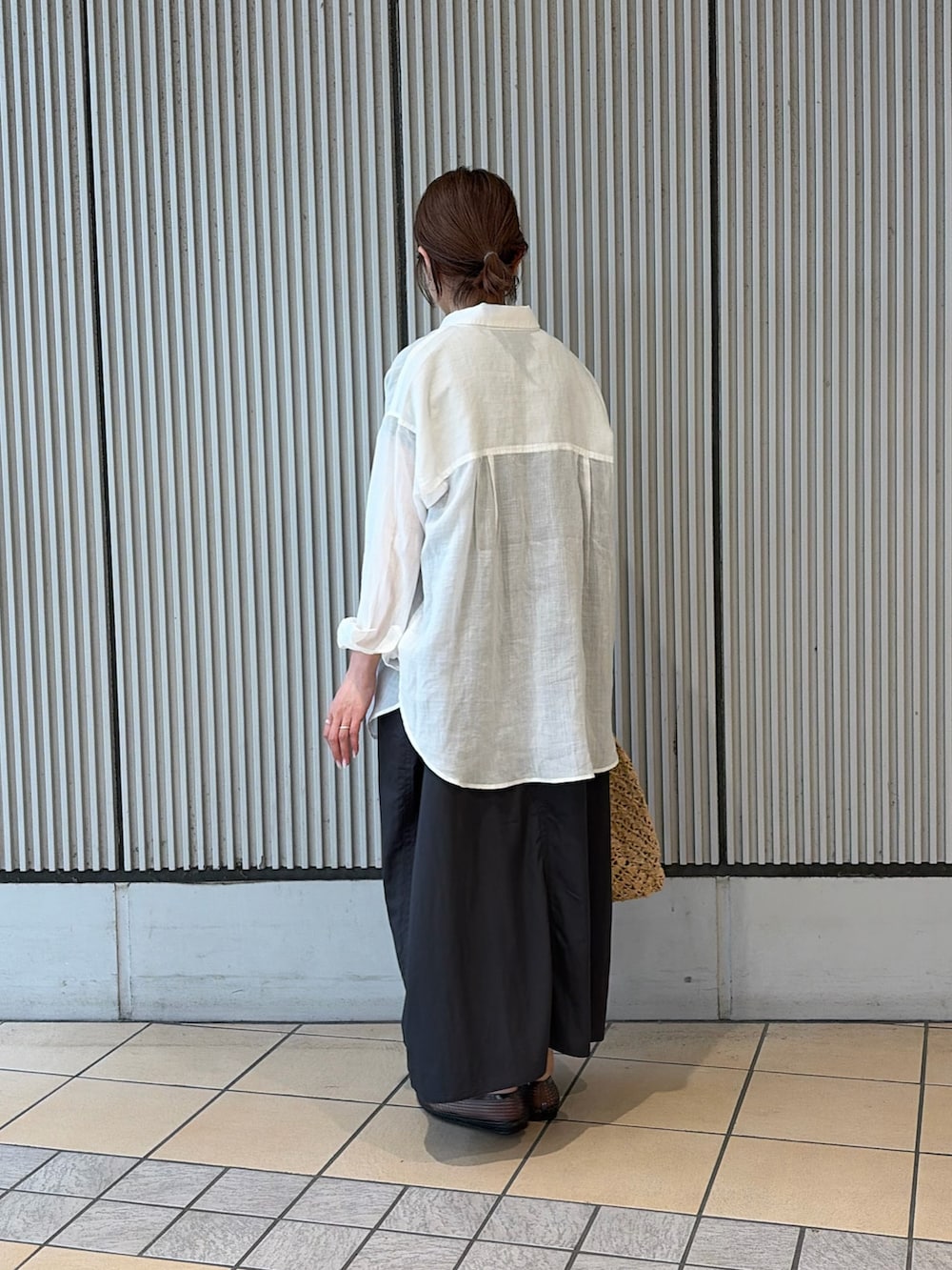 グレー系のワンピース、ホワイト系のシャツ/ブラウス、ブラック系のバレエシューズを着用したレディースの夏コーディネートの2枚目の写真