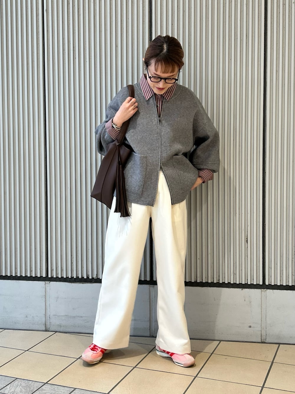 レッド系のシャツ/ブラウス、ホワイト系のその他パンツ、グレー系のニット/セーターを着用したレディースの冬コーディネートの4枚目の写真