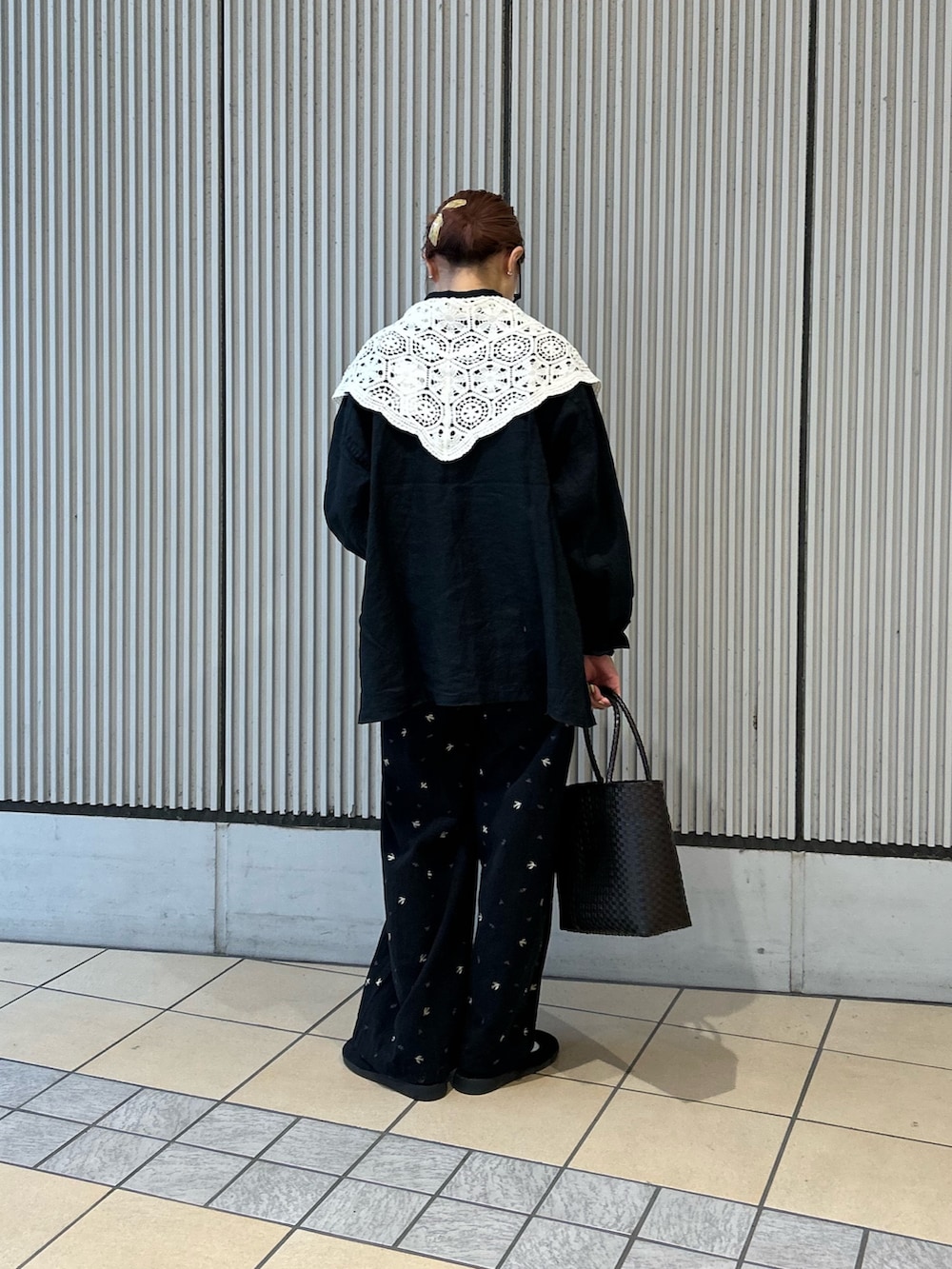 ブラック系のシャツ/ブラウス、ブラック系のその他パンツ、ブラック系のその他シューズを着用したレディースの春コーディネートの3枚目の写真