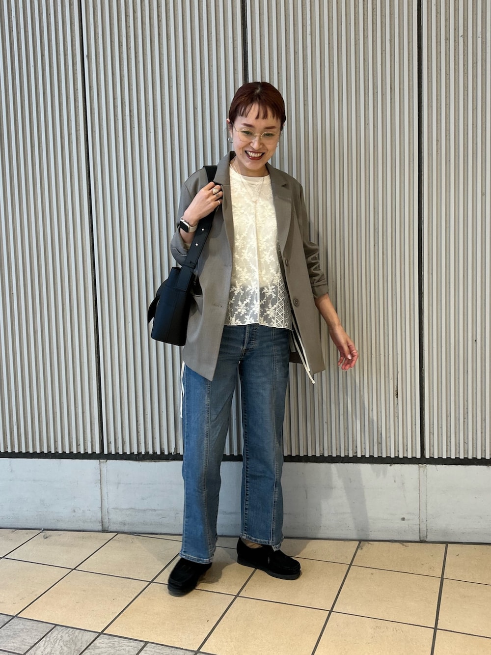 ブルー系のデニムパンツ、ホワイト系のTシャツ/カットソー、グレー系のその他アウターを着用したレディースの冬コーディネートの4枚目の写真