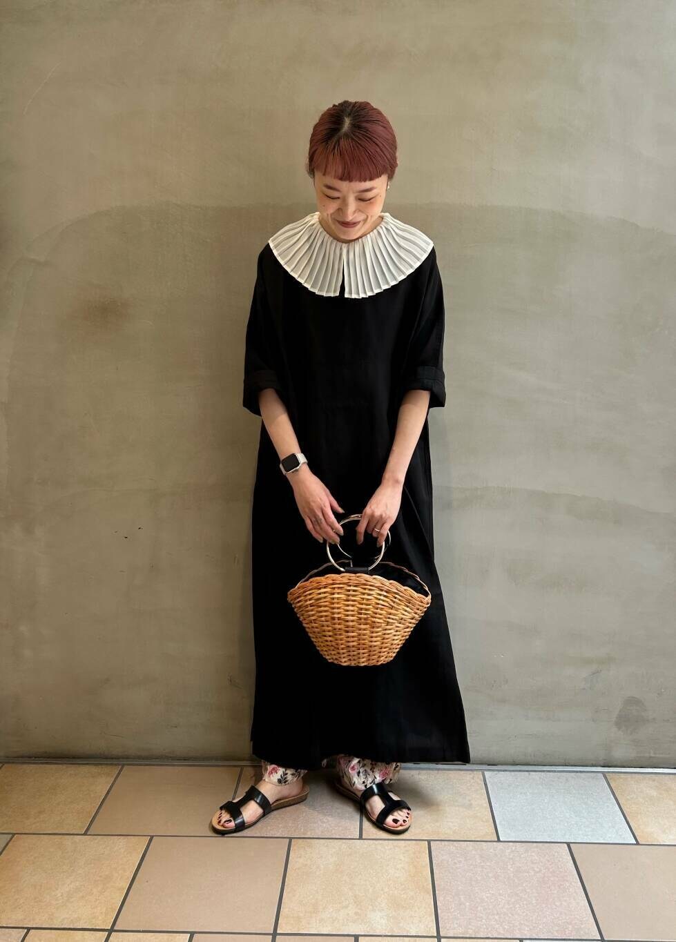 ブラック系のワンピース、ピンク系のその他パンツ、イエロー系のショルダーバッグを着用したレディースの夏コーディネートの6枚目の写真