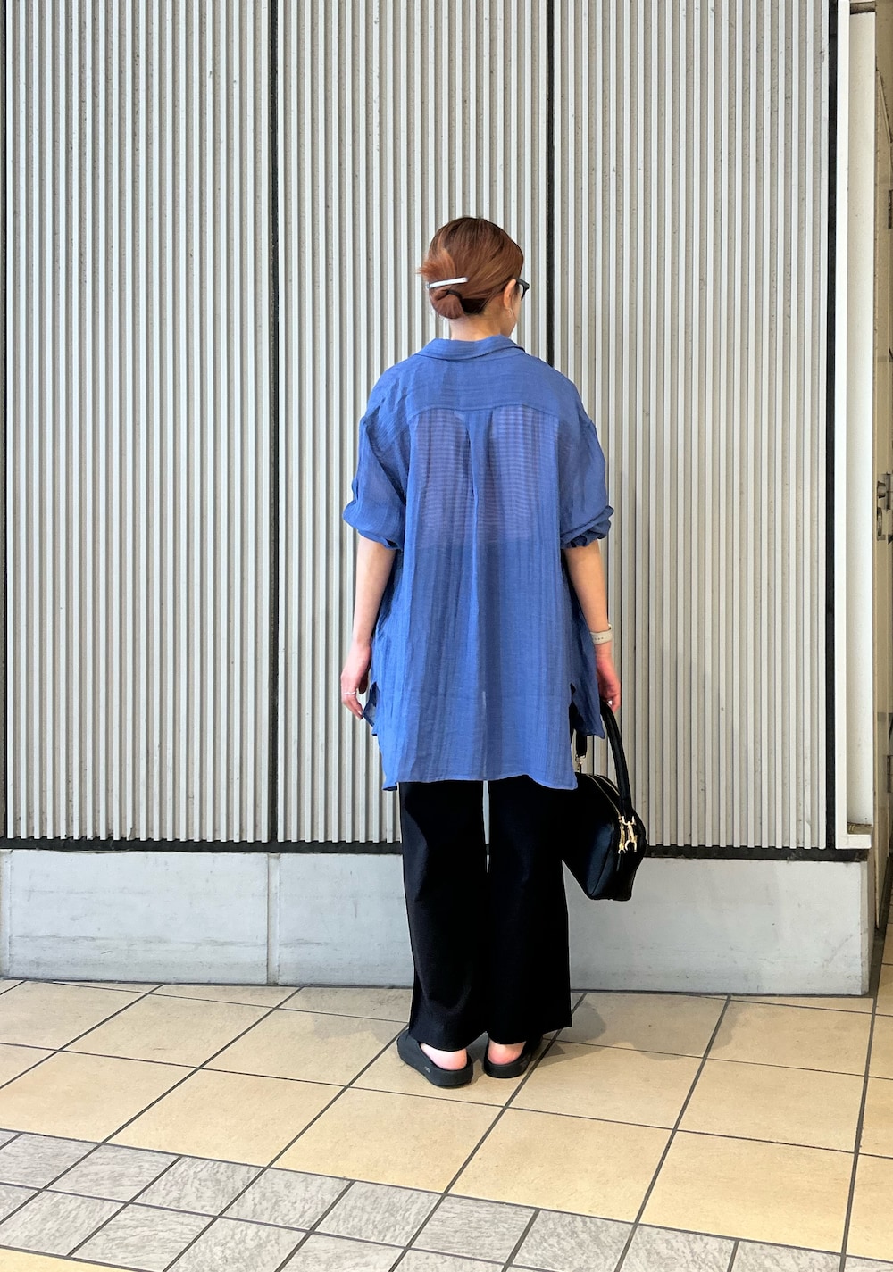 ブラック系のその他パンツ、ブラック系のショルダーバッグ、ブルー系のシャツ/ブラウスを着用したレディースの春コーディネートの4枚目の写真