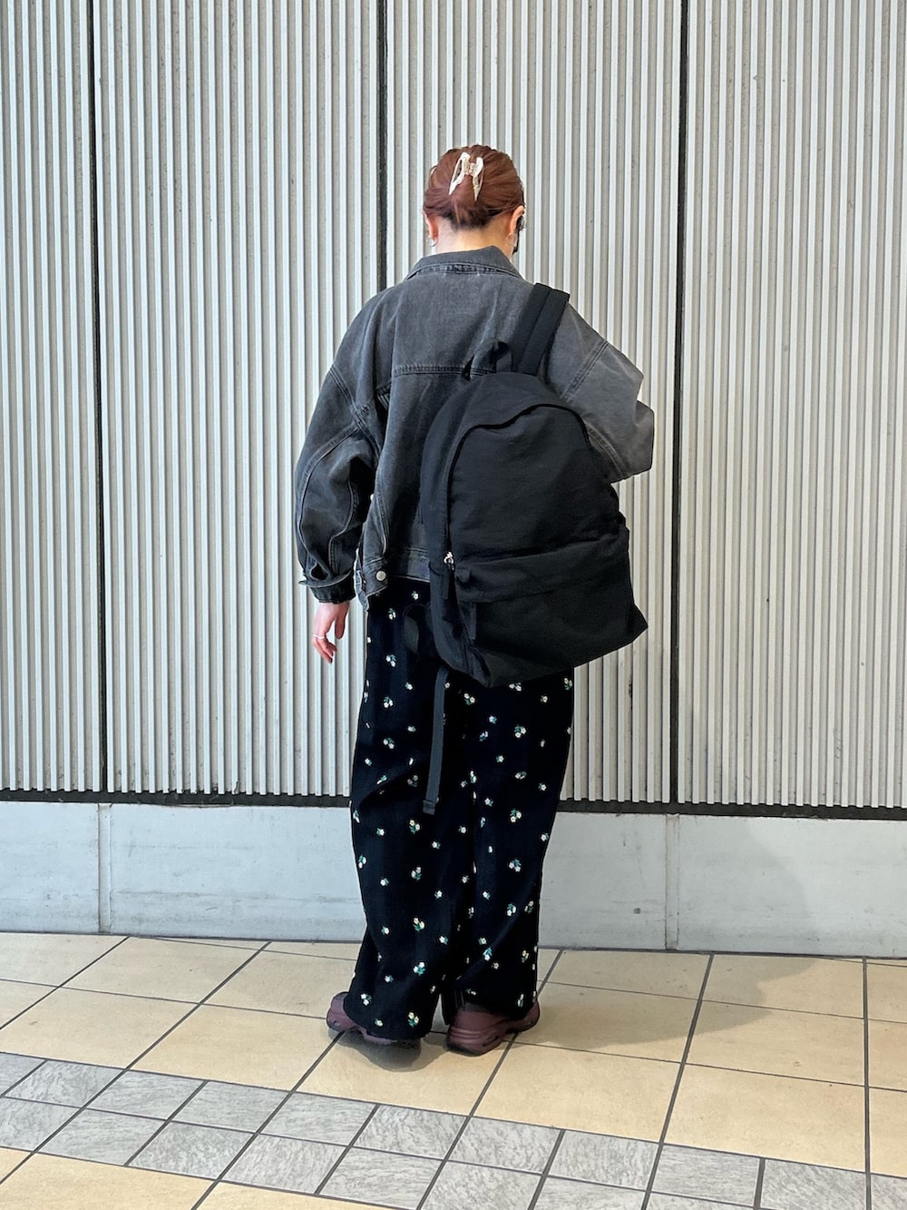 ブラック系のその他パンツ、グレー系のTシャツ/カットソー、ブラック系のデニムジャケットを着用したレディースの春コーディネートの2枚目の写真