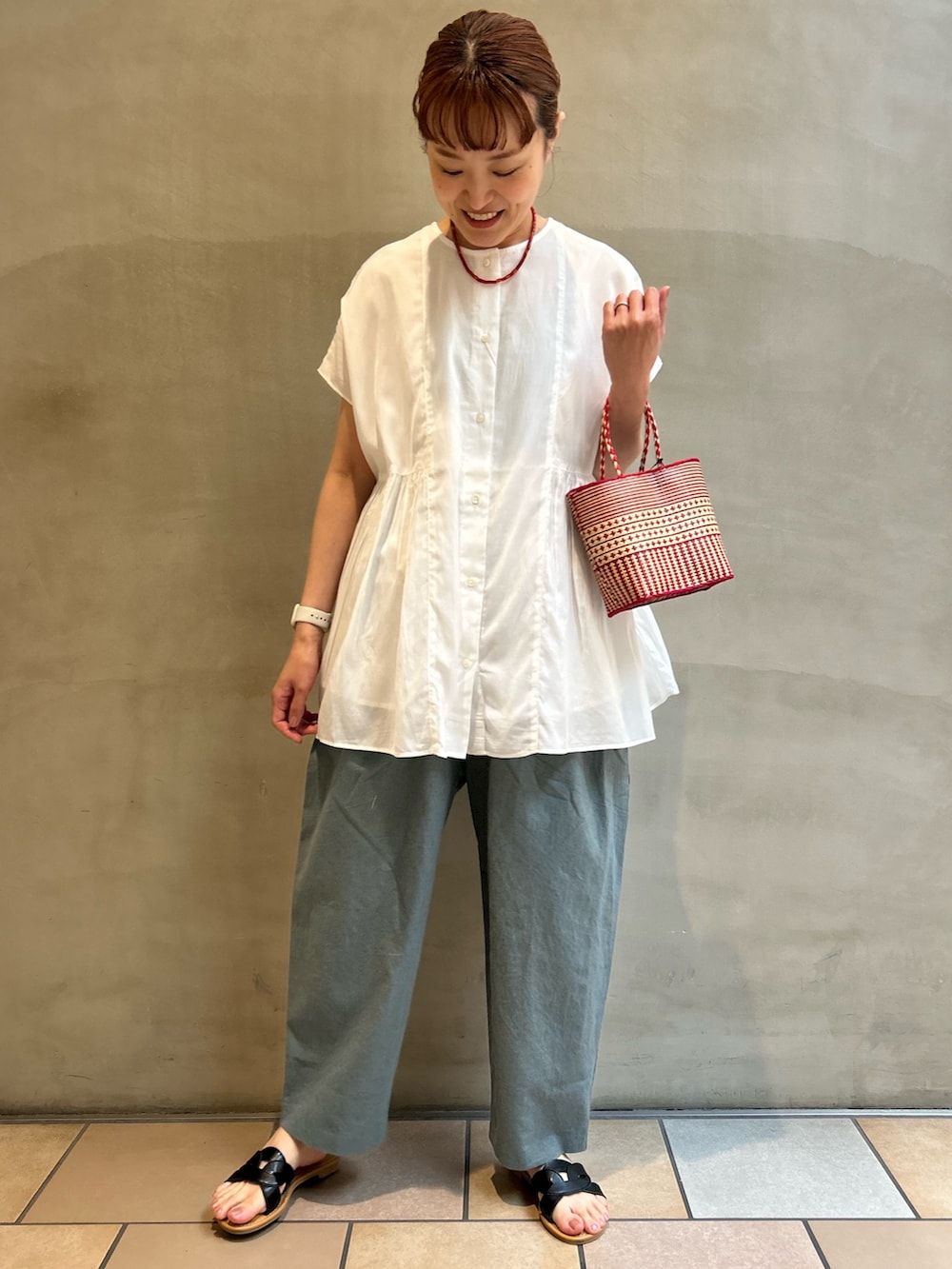 ホワイト系のシャツ/ブラウス、ブルー系のその他パンツ、ブラック系のサンダルを着用したレディースの夏コーディネートの2枚目の写真