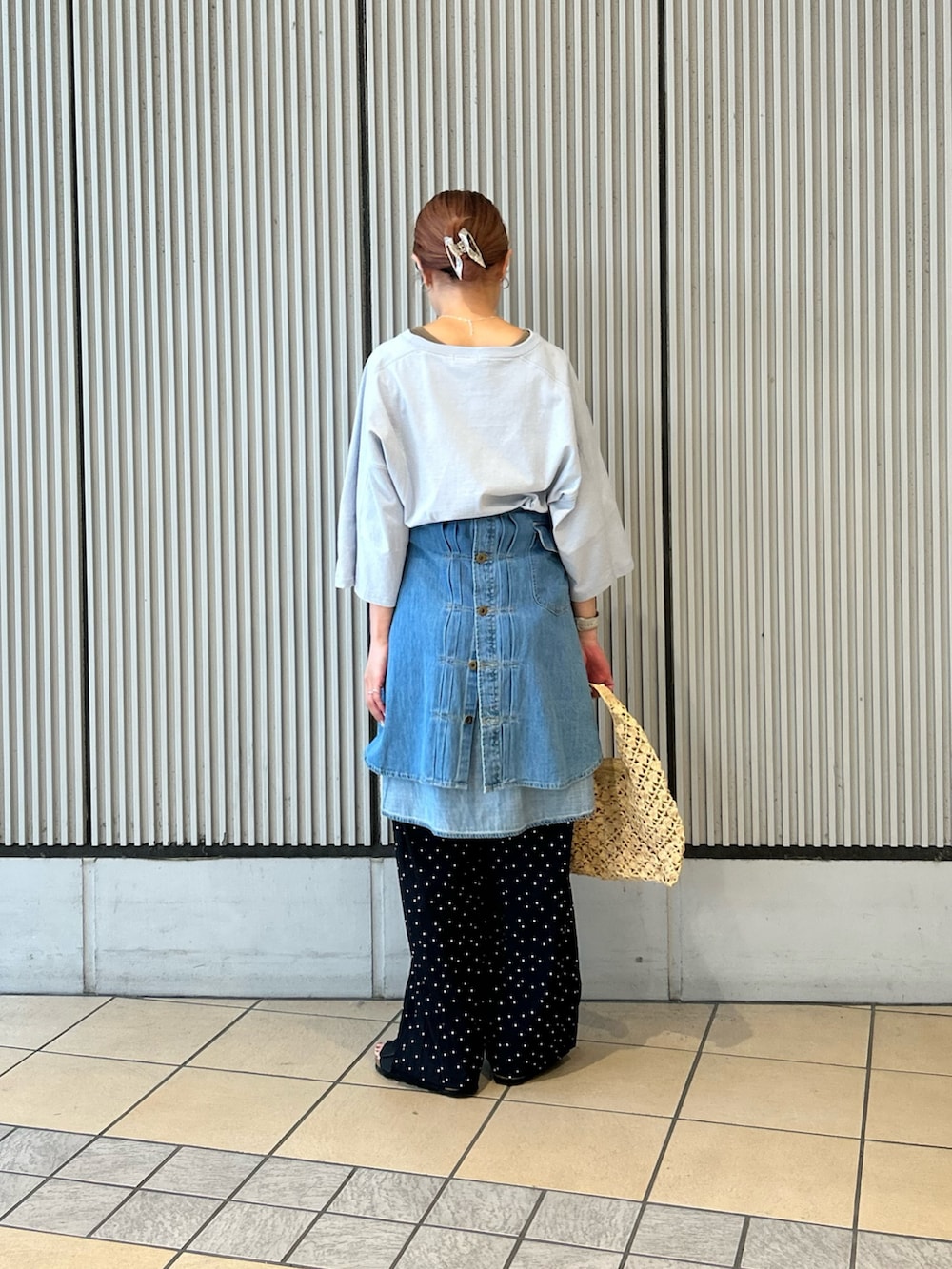 ブルー系のシャツ/ブラウス、ブルー系のその他パンツ、ブラック系のサンダルを着用したレディースの春コーディネートの2枚目の写真