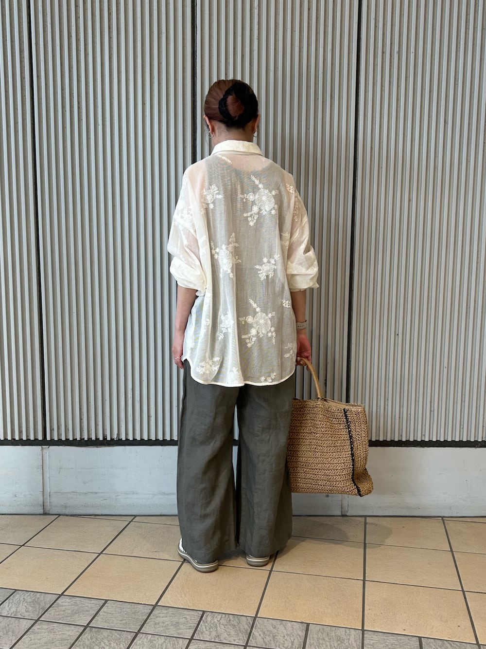 ベージュ系のシャツ/ブラウス、ベージュ系のトートバッグを着用したレディースの春コーディネートの2枚目の写真